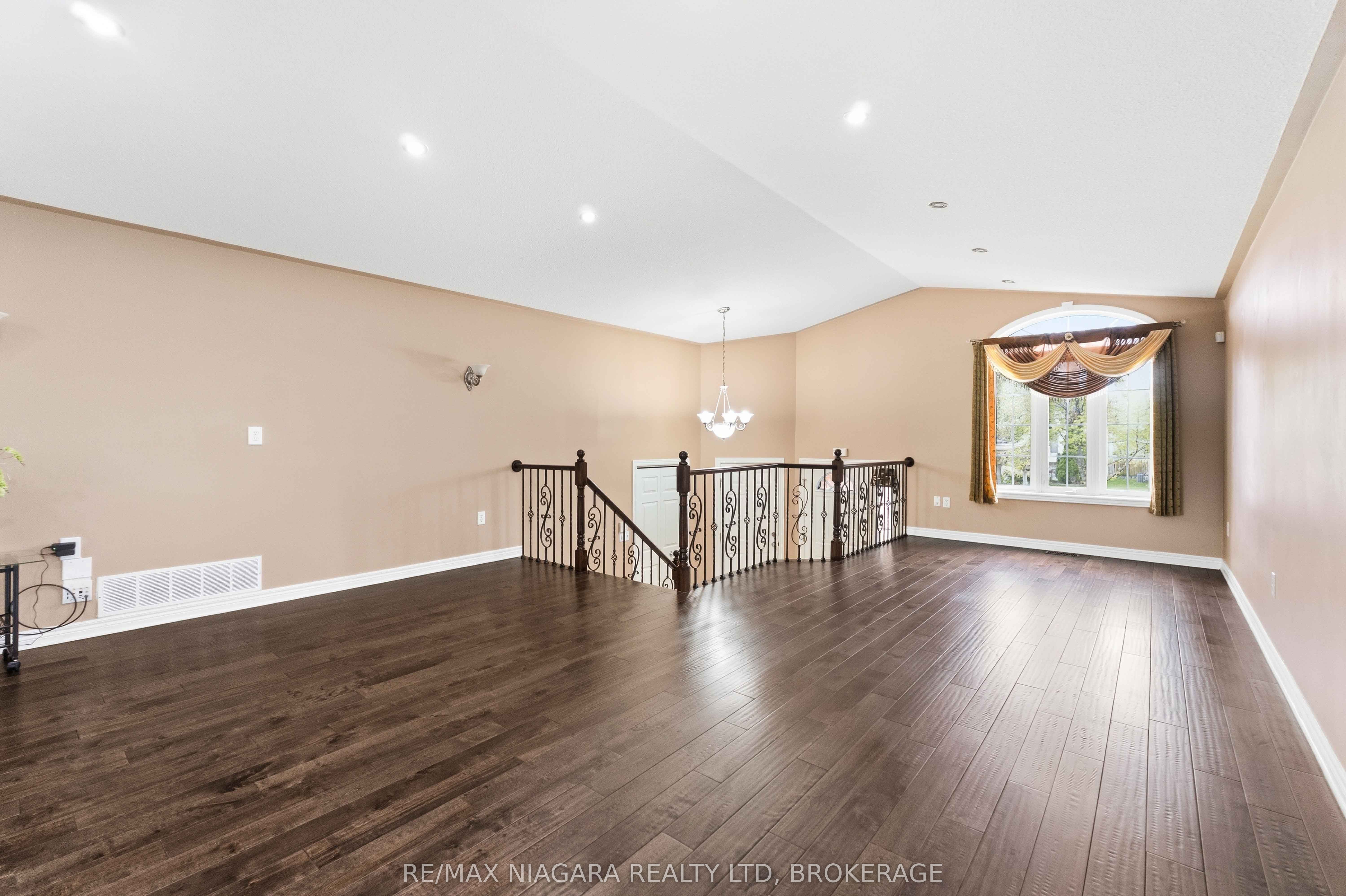 8253 Costabile Drive Property Photo 4