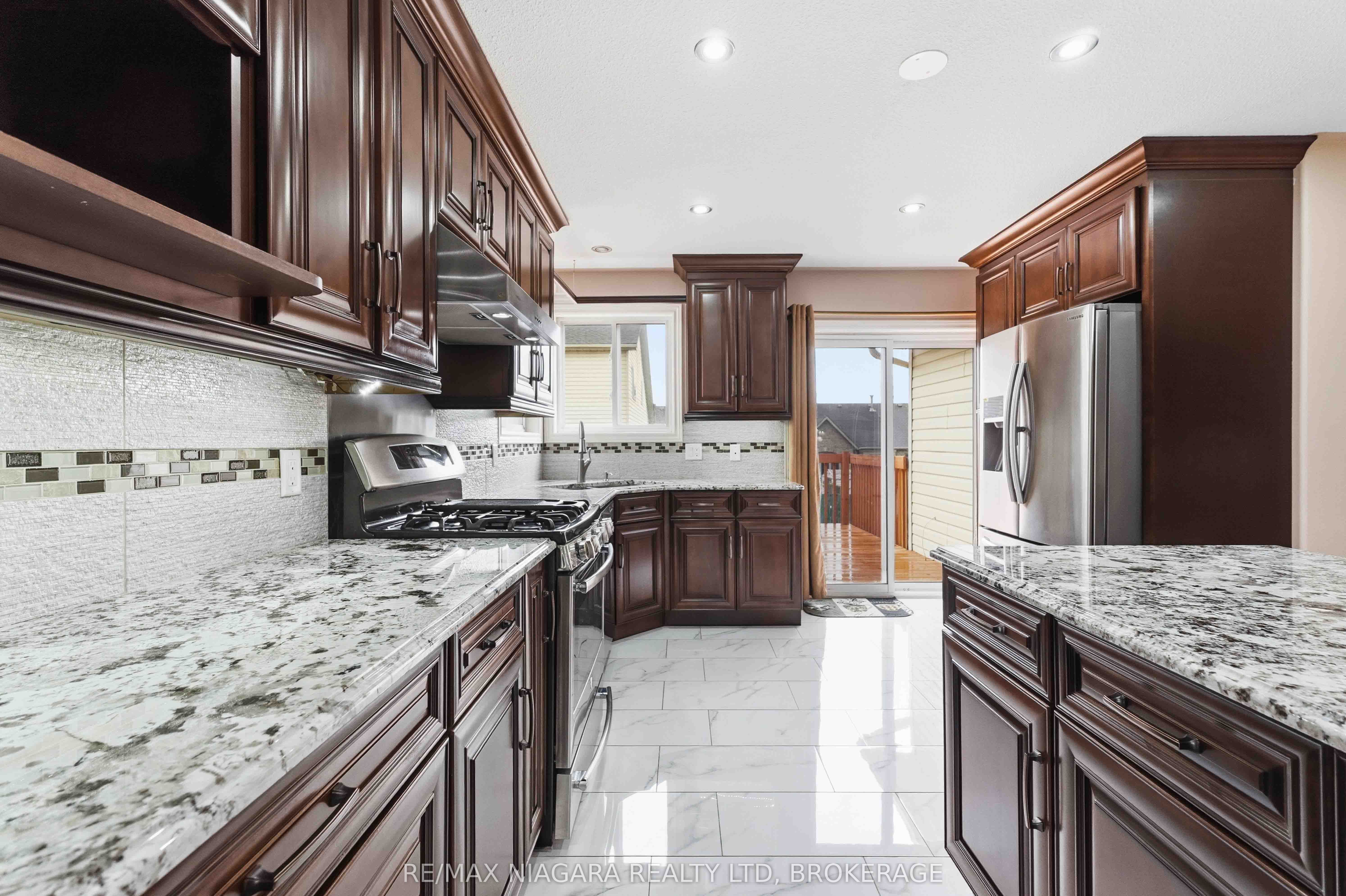 8253 Costabile Drive Property Photo 8