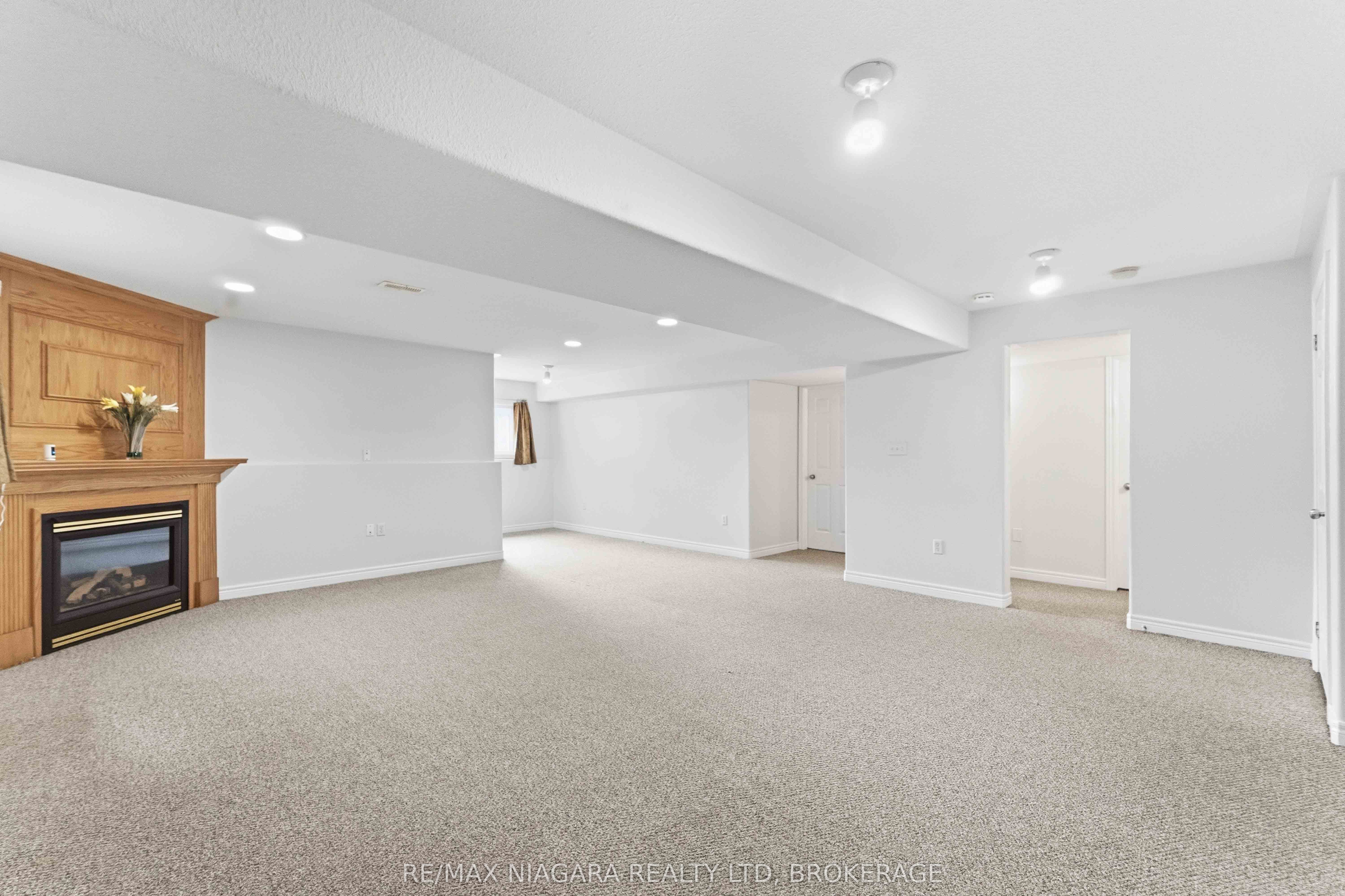 8253 Costabile Drive Property Photo 13