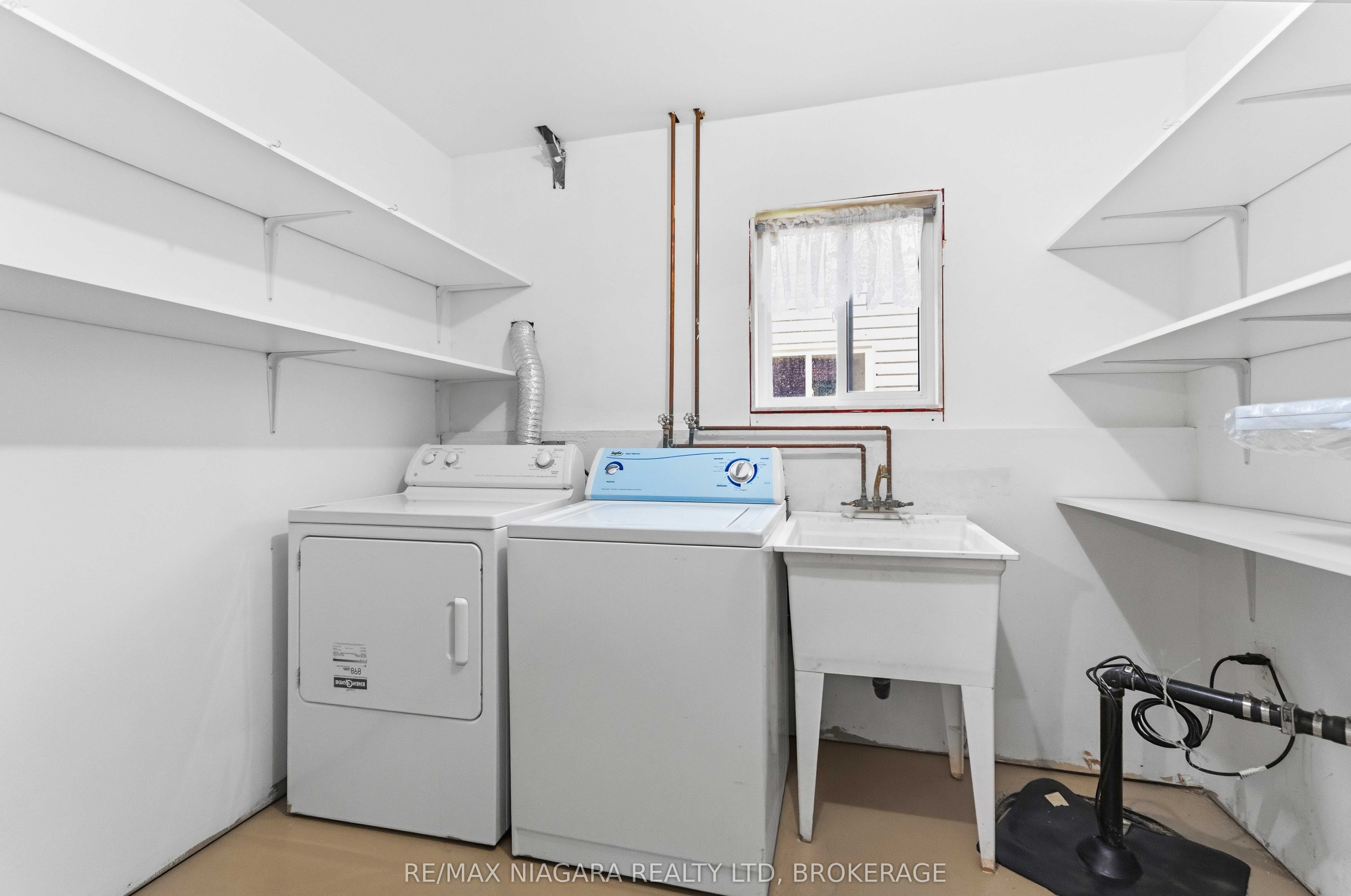 8253 Costabile Drive Property Photo 14