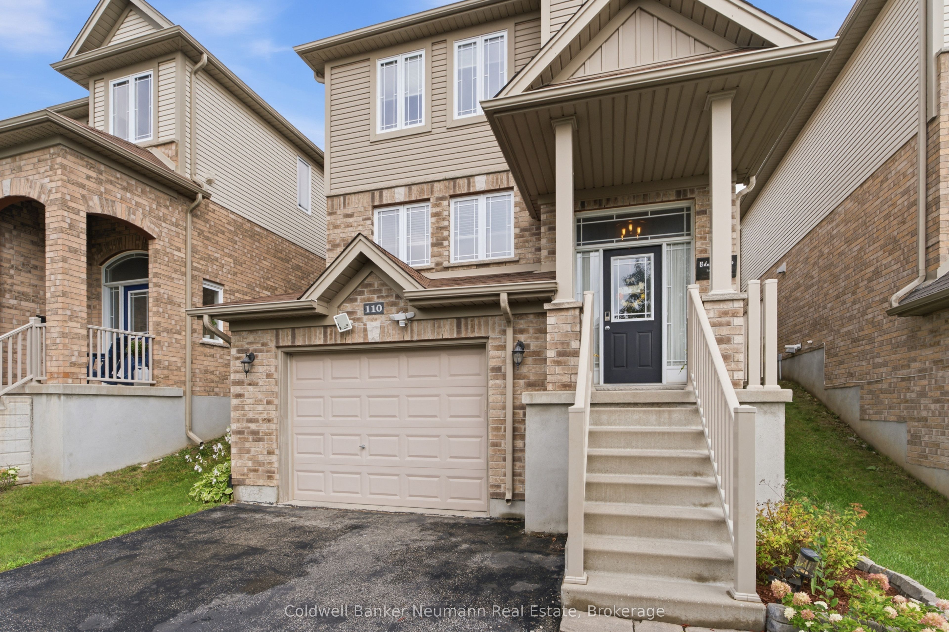 110 Oakes Crescent Property Photo 2