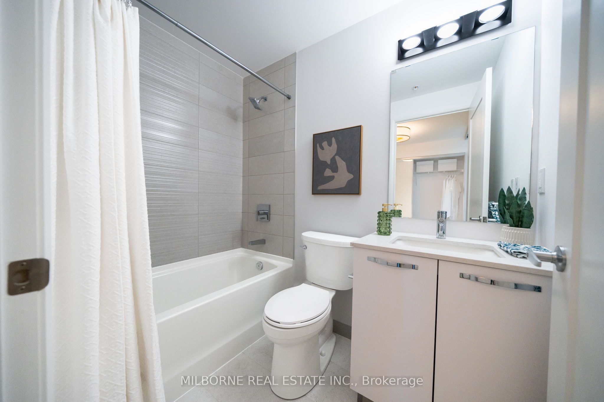 75 James Street S 2207 Property Photo 5