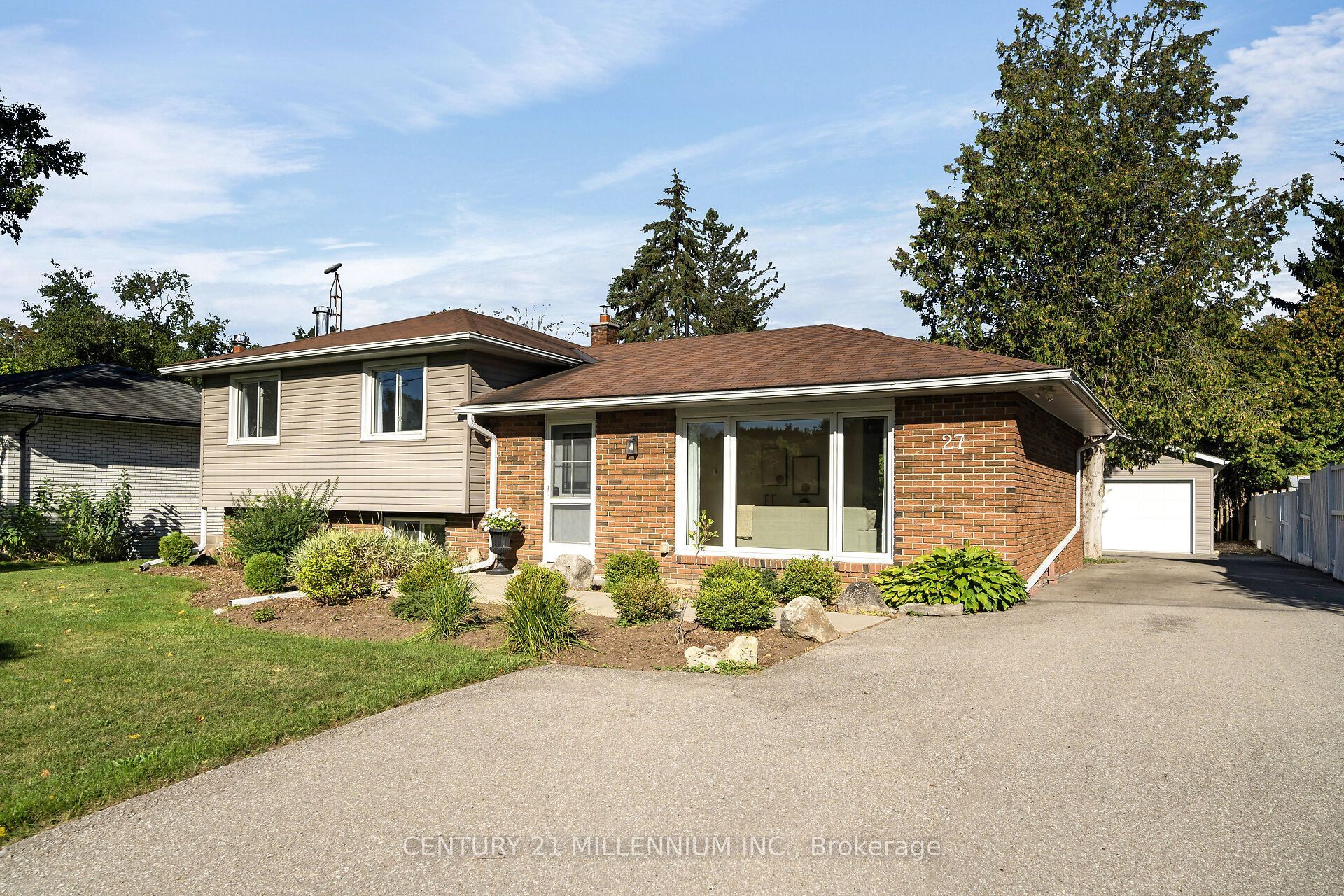 27 Dundas Street W Property Photo 1