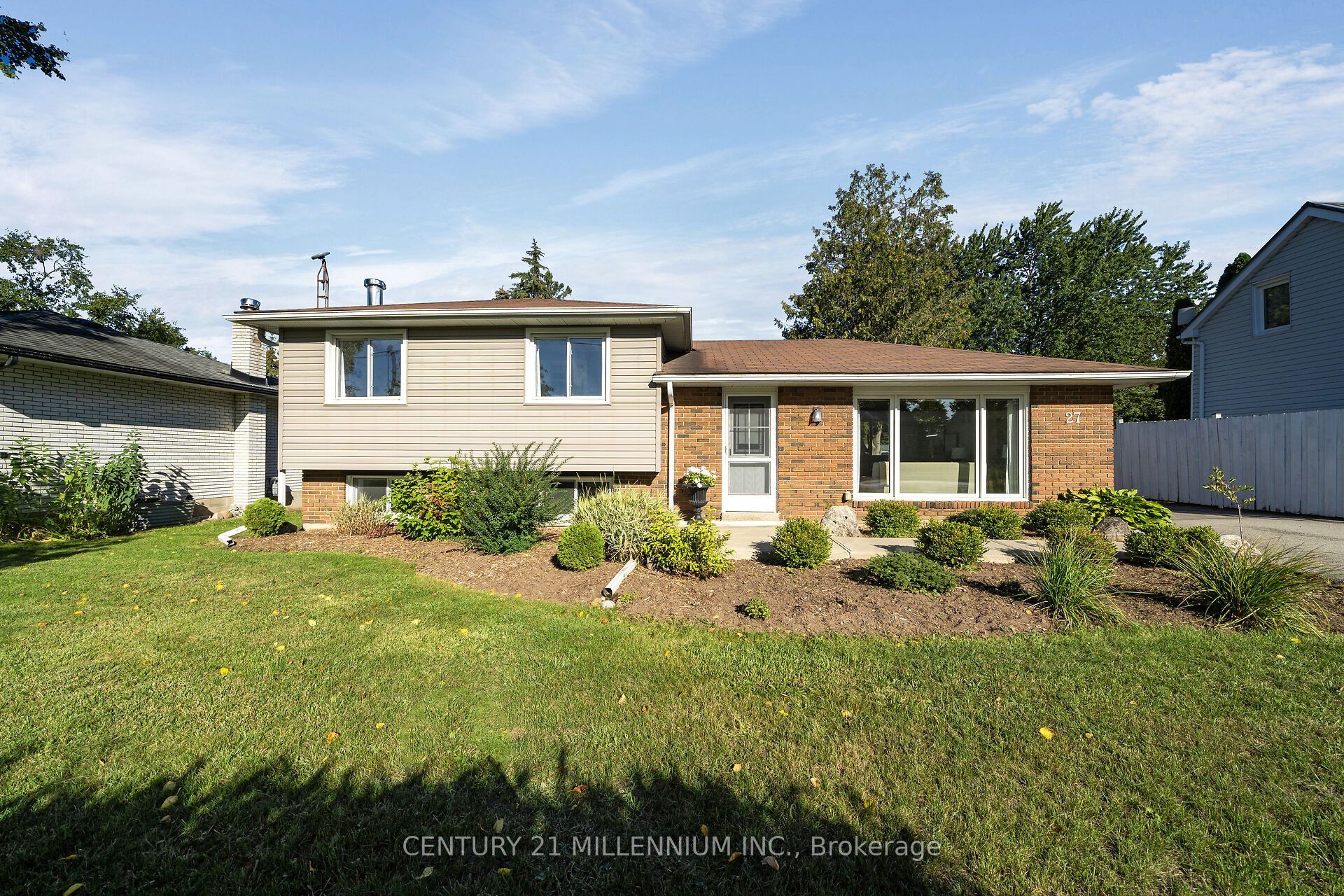 27 Dundas Street W Property Photo 2