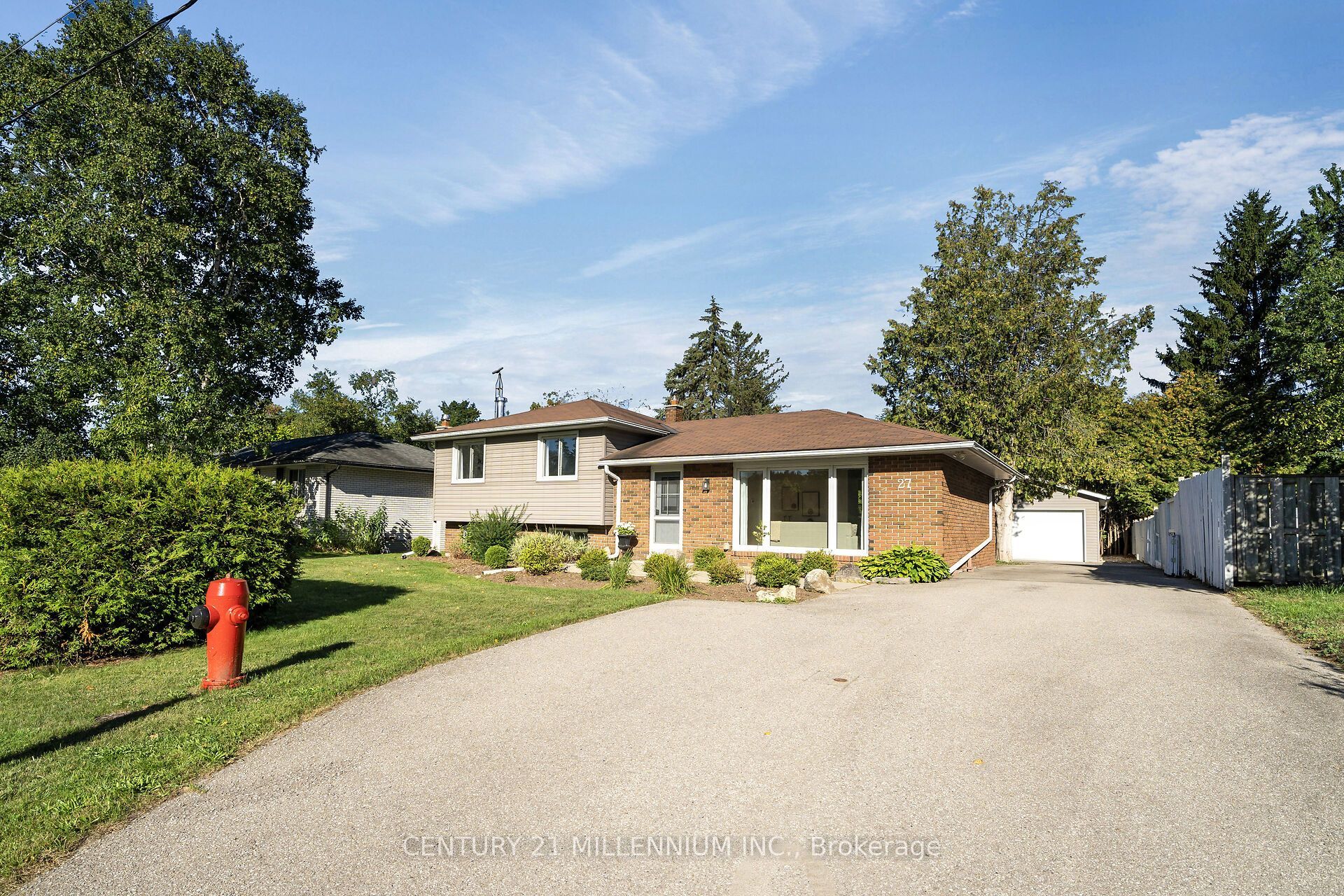 27 Dundas Street W Property Photo 4
