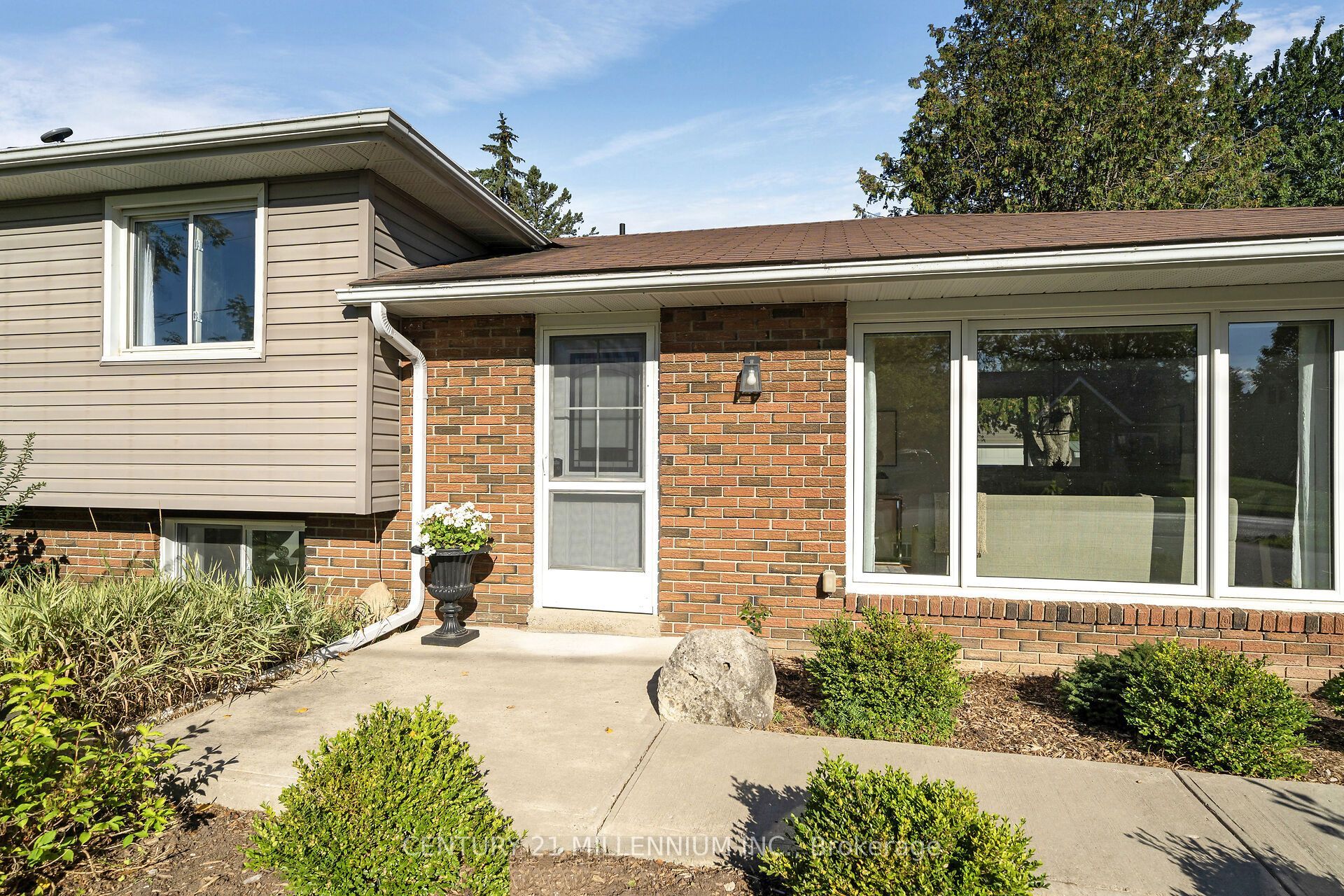 27 Dundas Street W Property Photo 6
