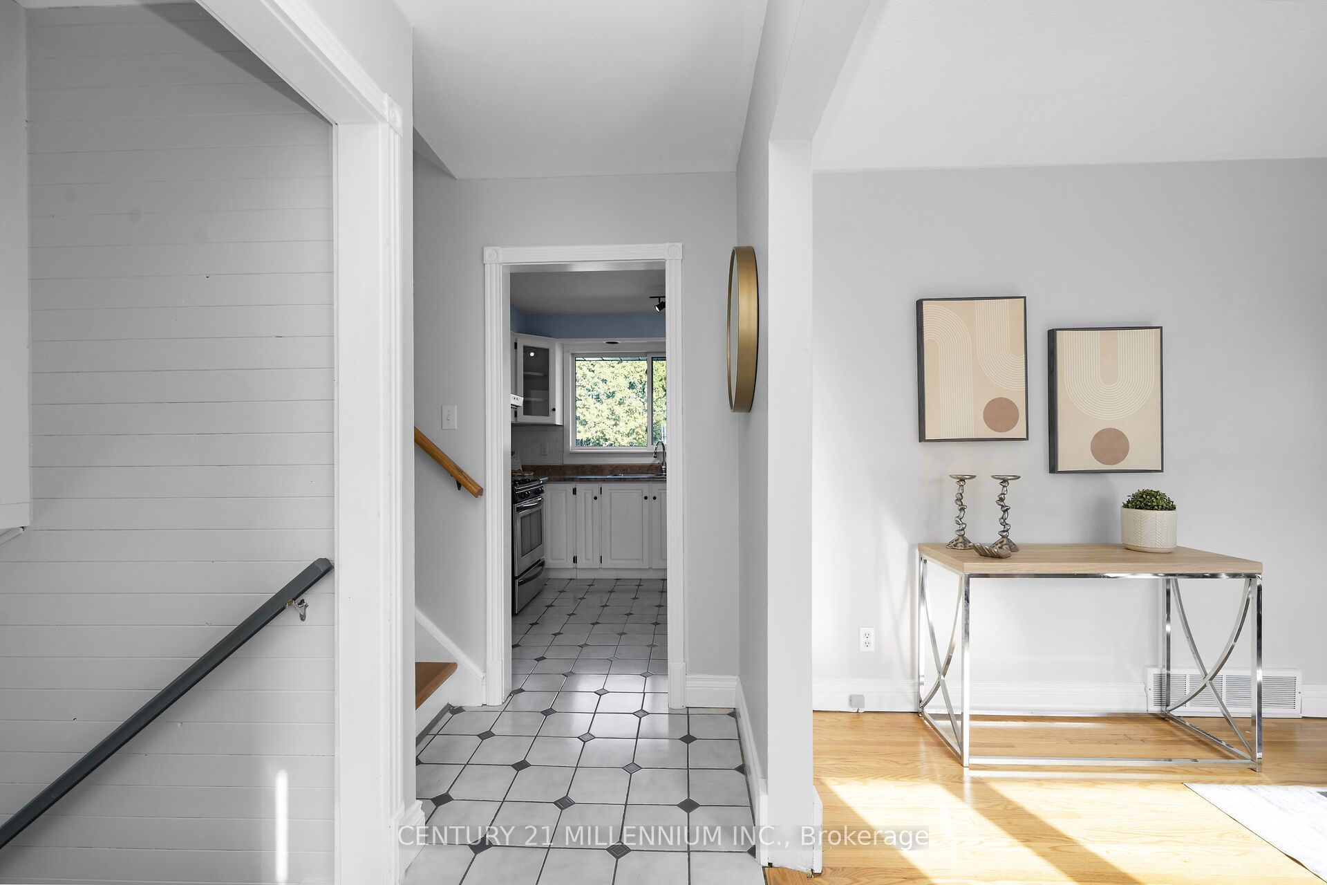 27 Dundas Street W Property Photo 8