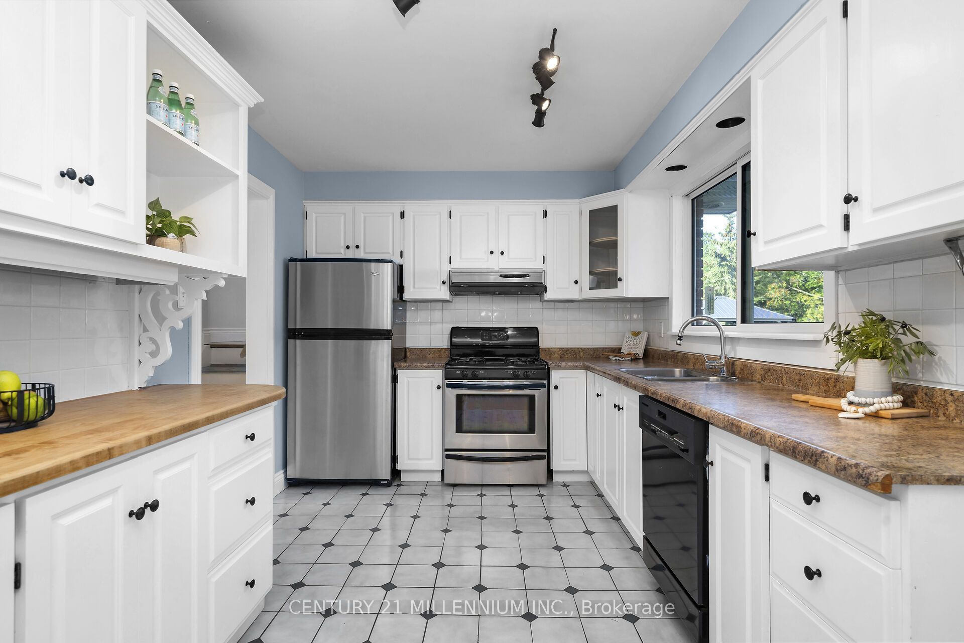 27 Dundas Street W Property Photo 17