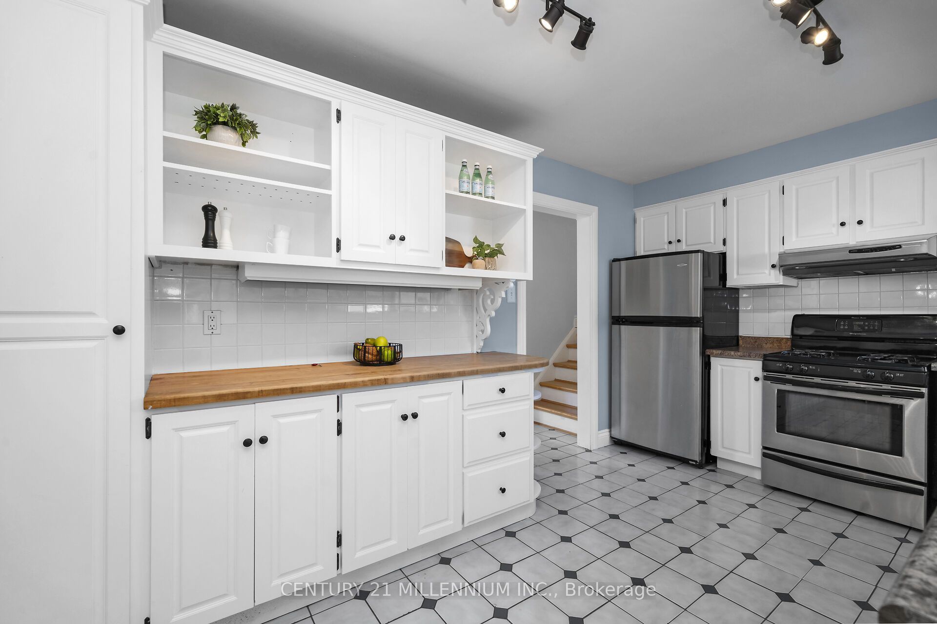 27 Dundas Street W Property Photo 18