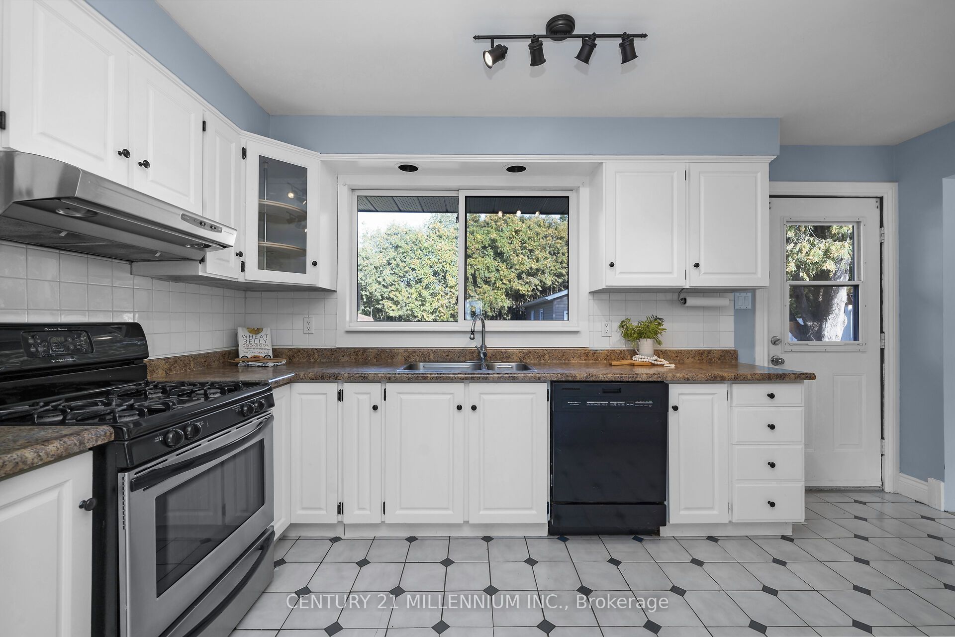 27 Dundas Street W Property Photo 20