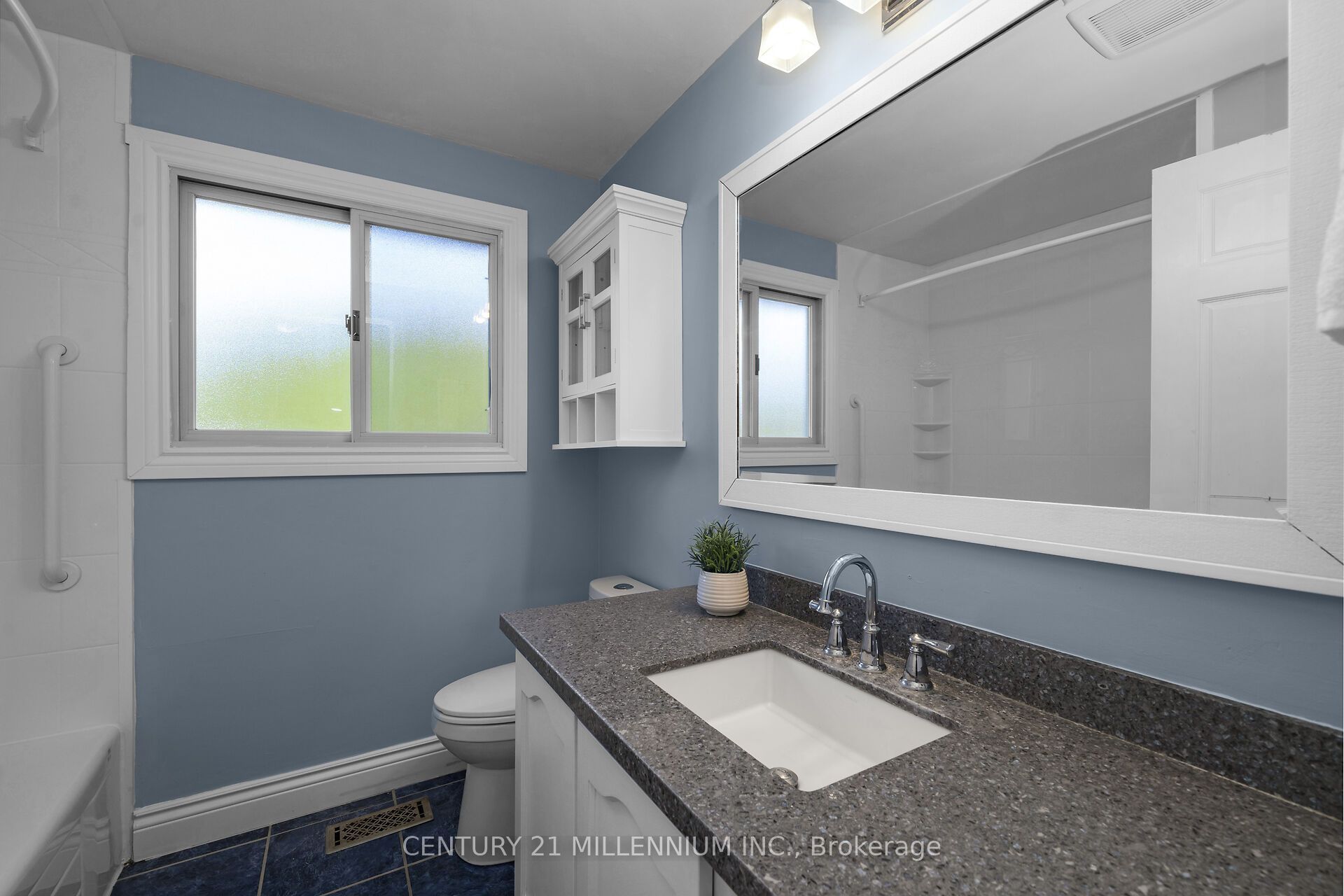 27 Dundas Street W Property Photo 27