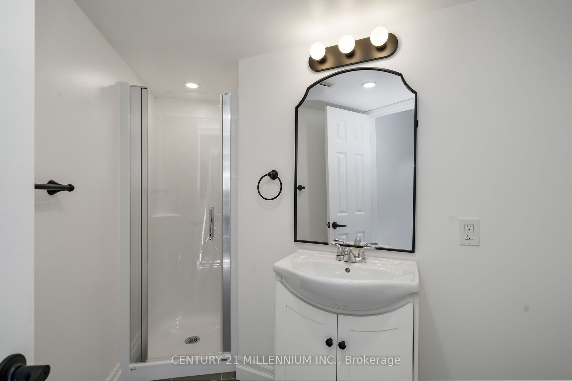 27 Dundas Street W Property Photo 31