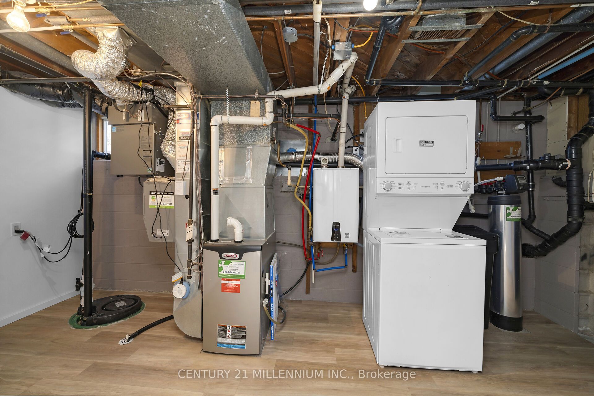 27 Dundas Street W Property Photo 32
