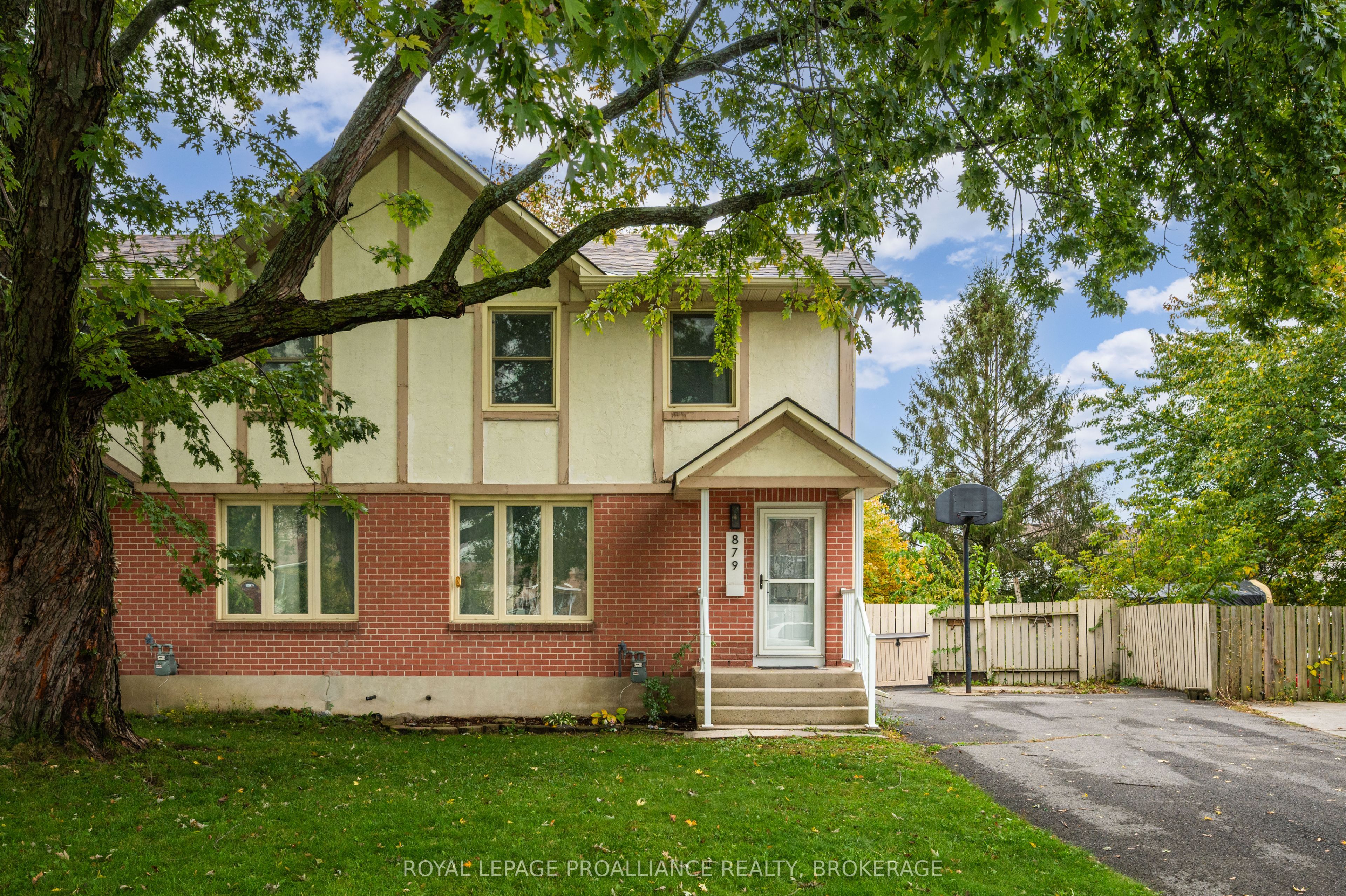 879 Beaconhill Court Property Photo 2