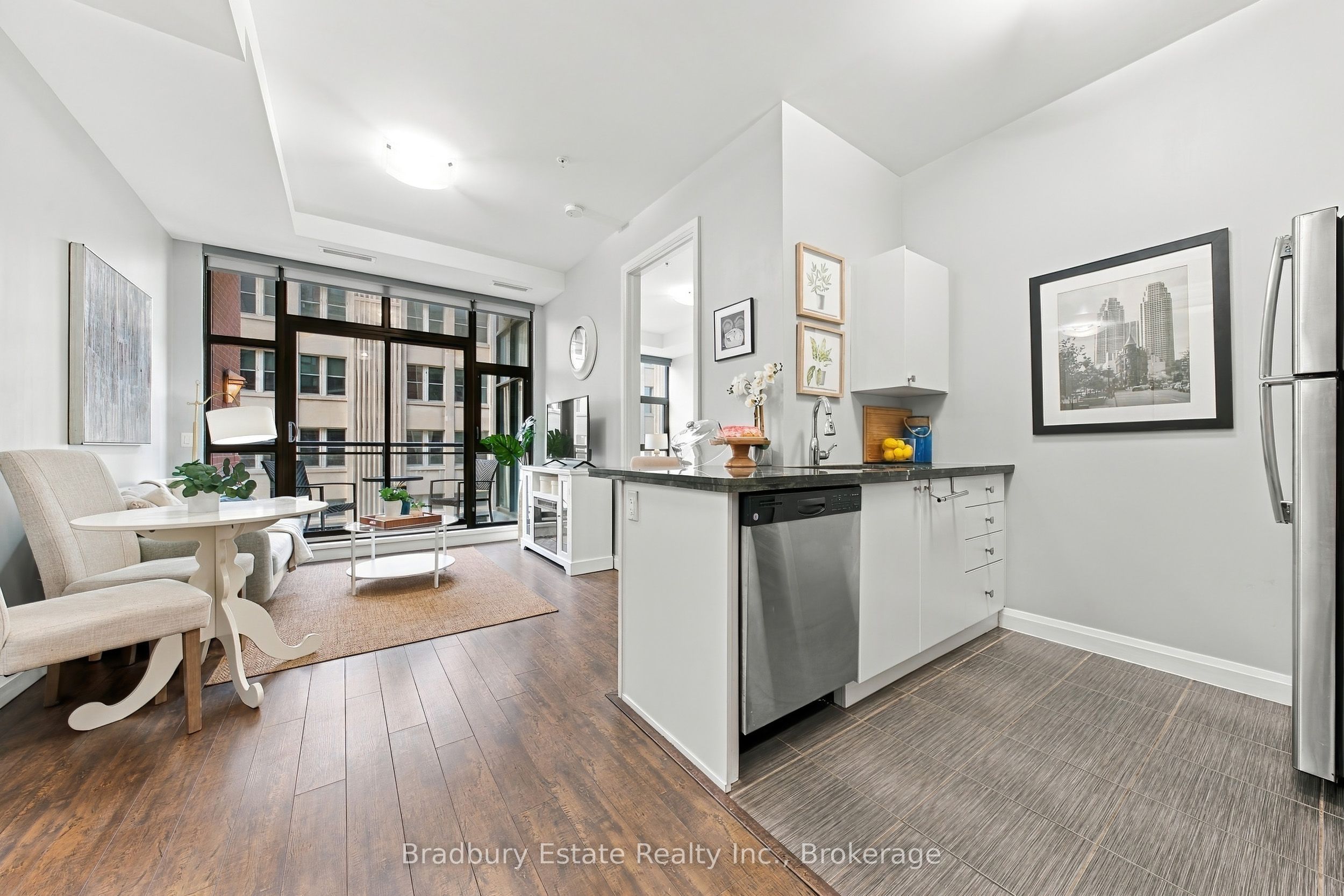 112 King Street E 607 Property Photo 1