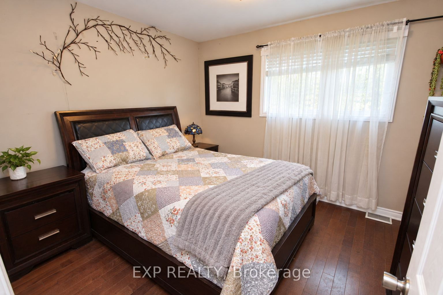 138 Baker Street Property Photo 5
