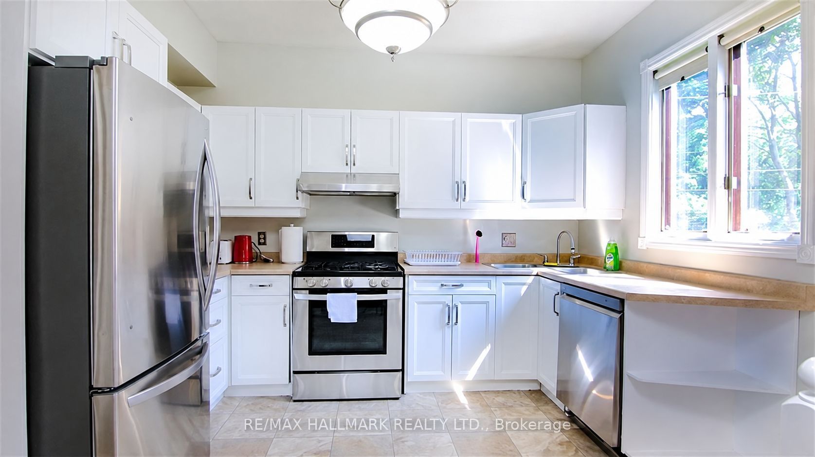 496 Highbury Avenue N Property Photo 9