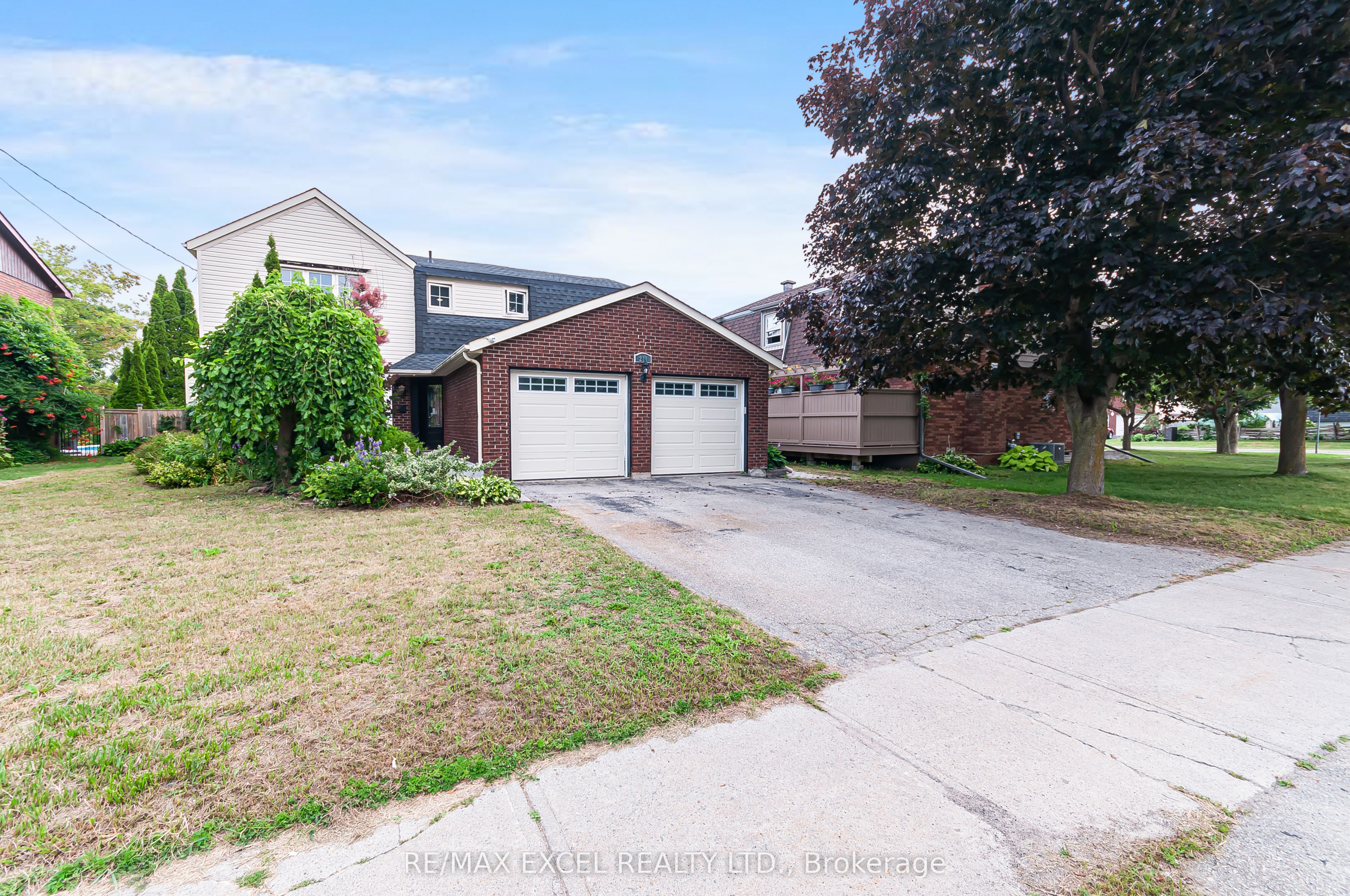 218 Angeline Street N Property Photo 2
