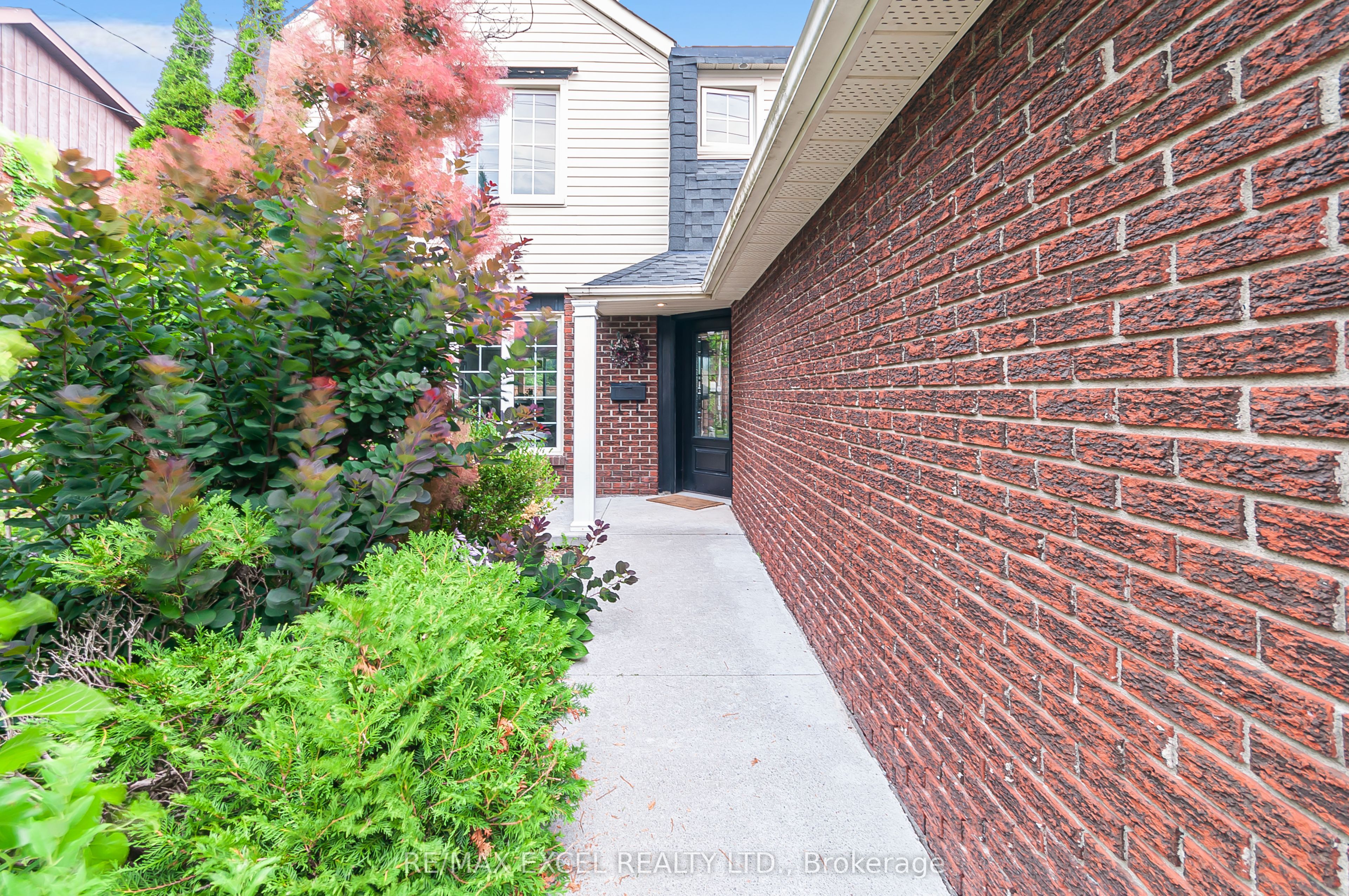 218 Angeline Street N Property Photo 4