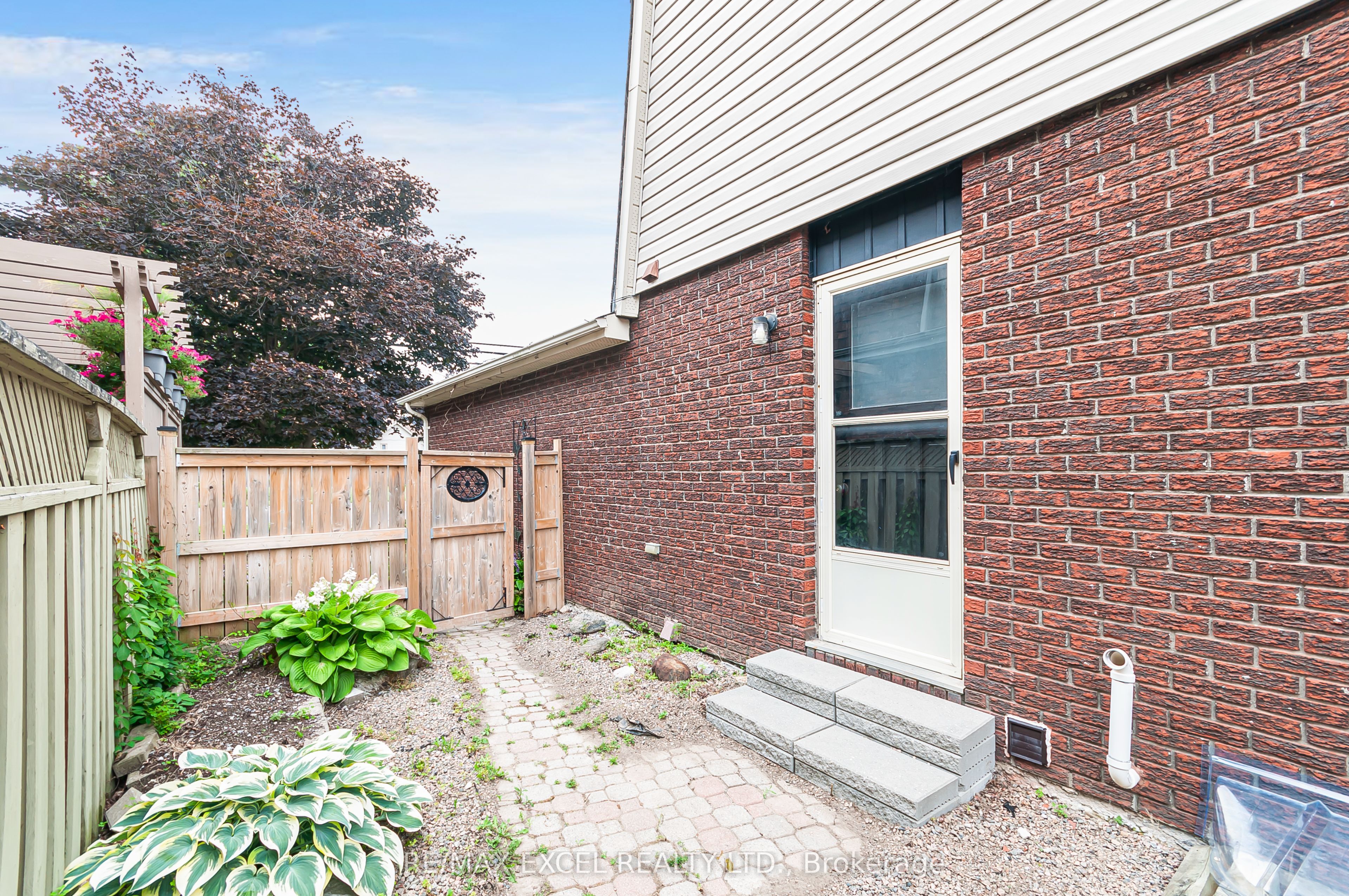 218 Angeline Street N Property Photo 5