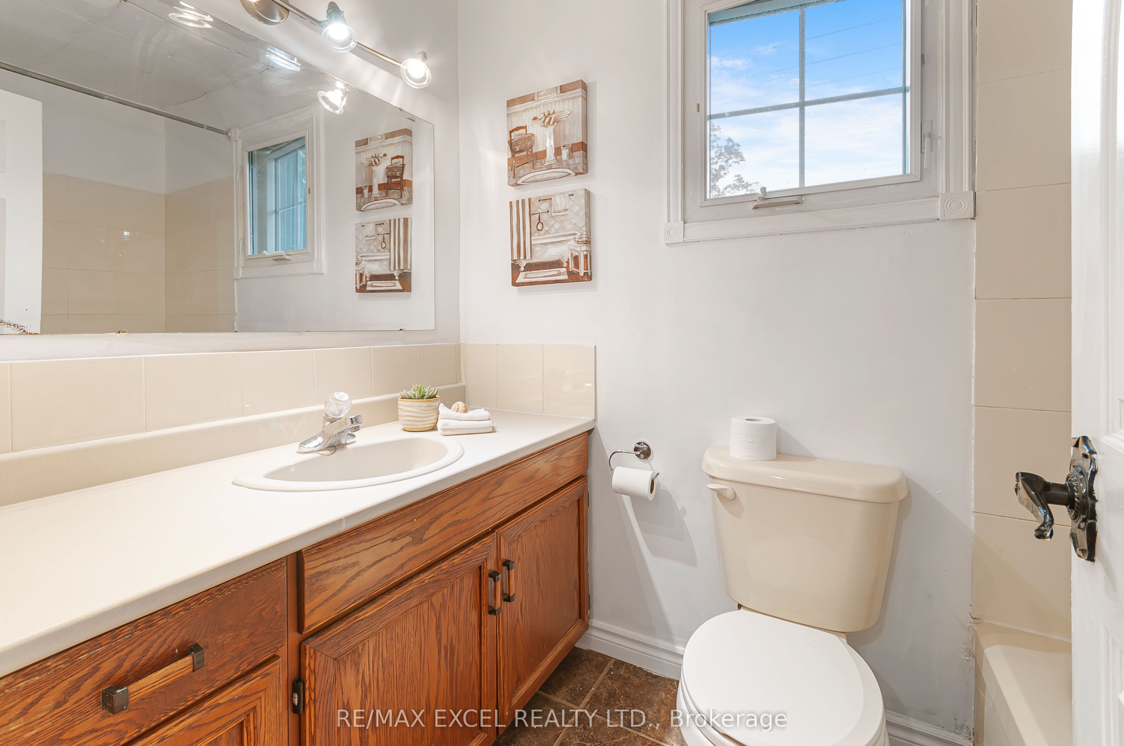218 Angeline Street N Property Photo 14