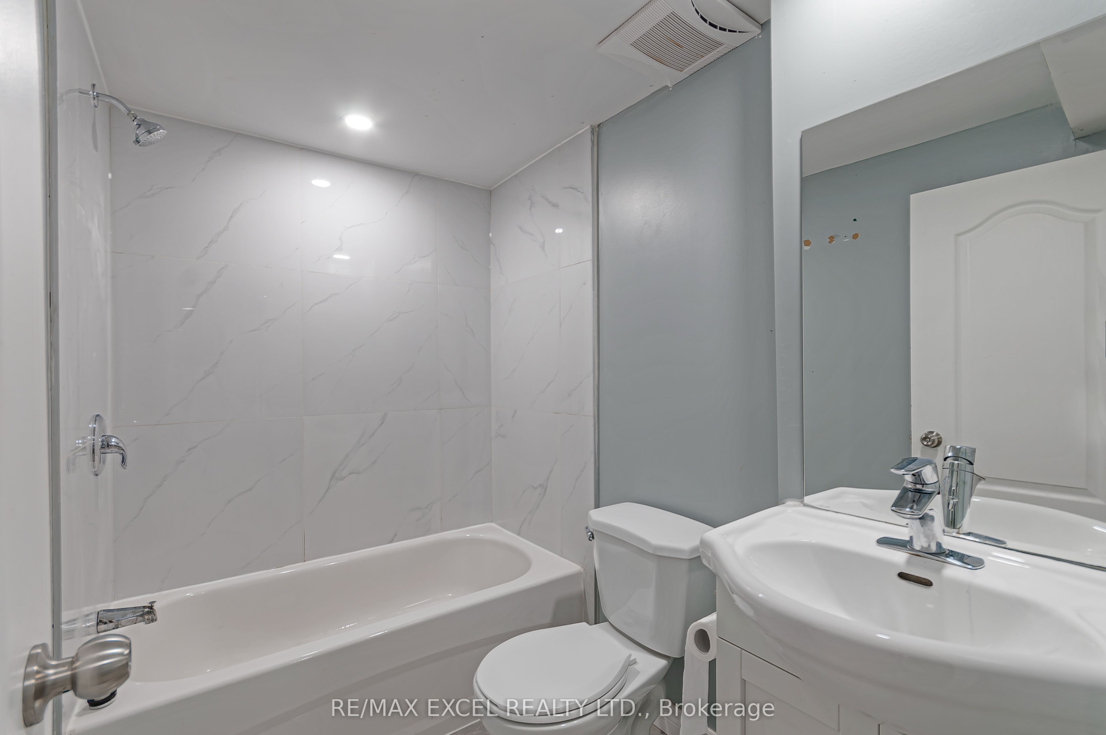 218 Angeline Street N Property Photo 28