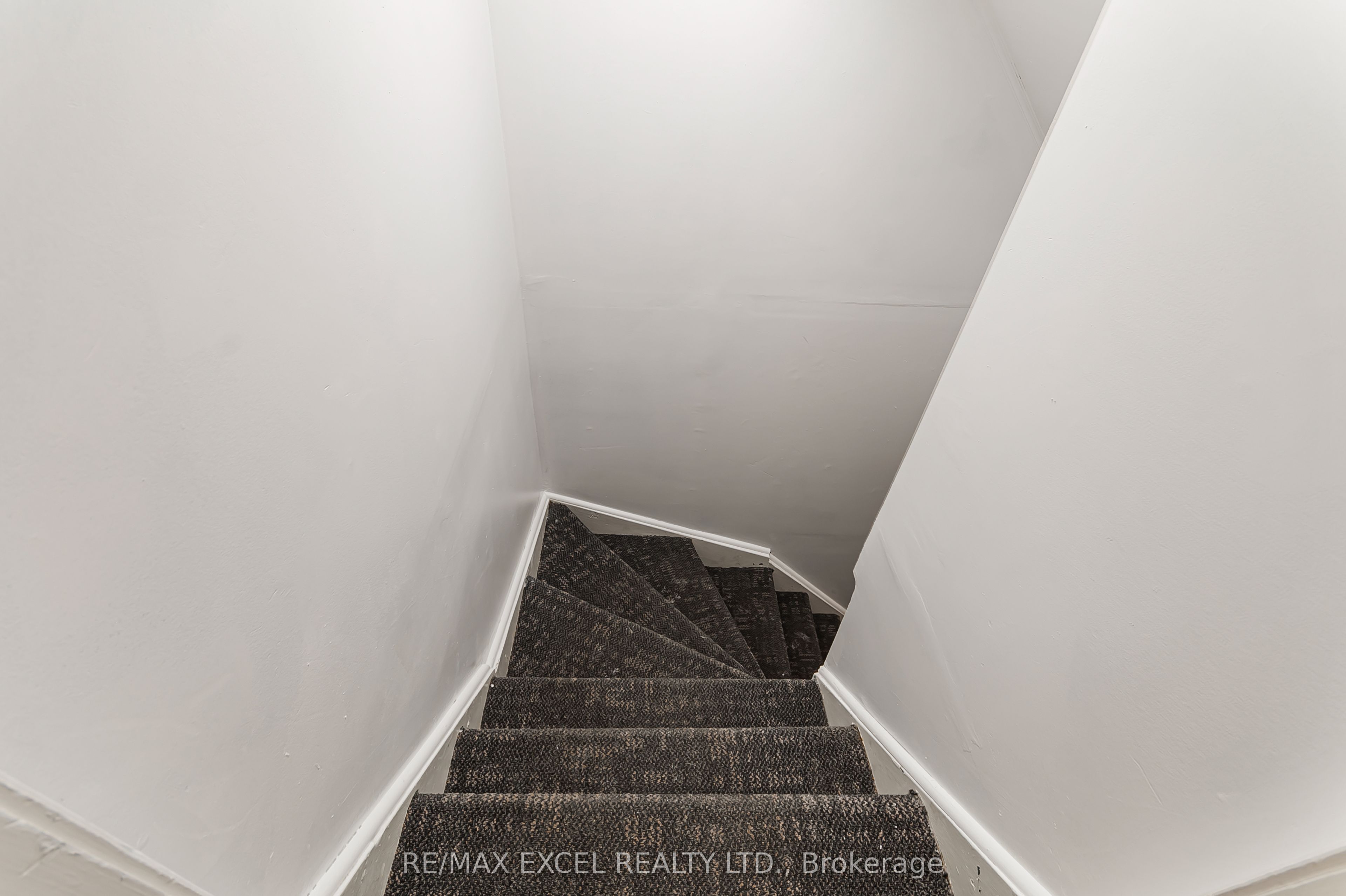 218 Angeline Street N Property Photo 32