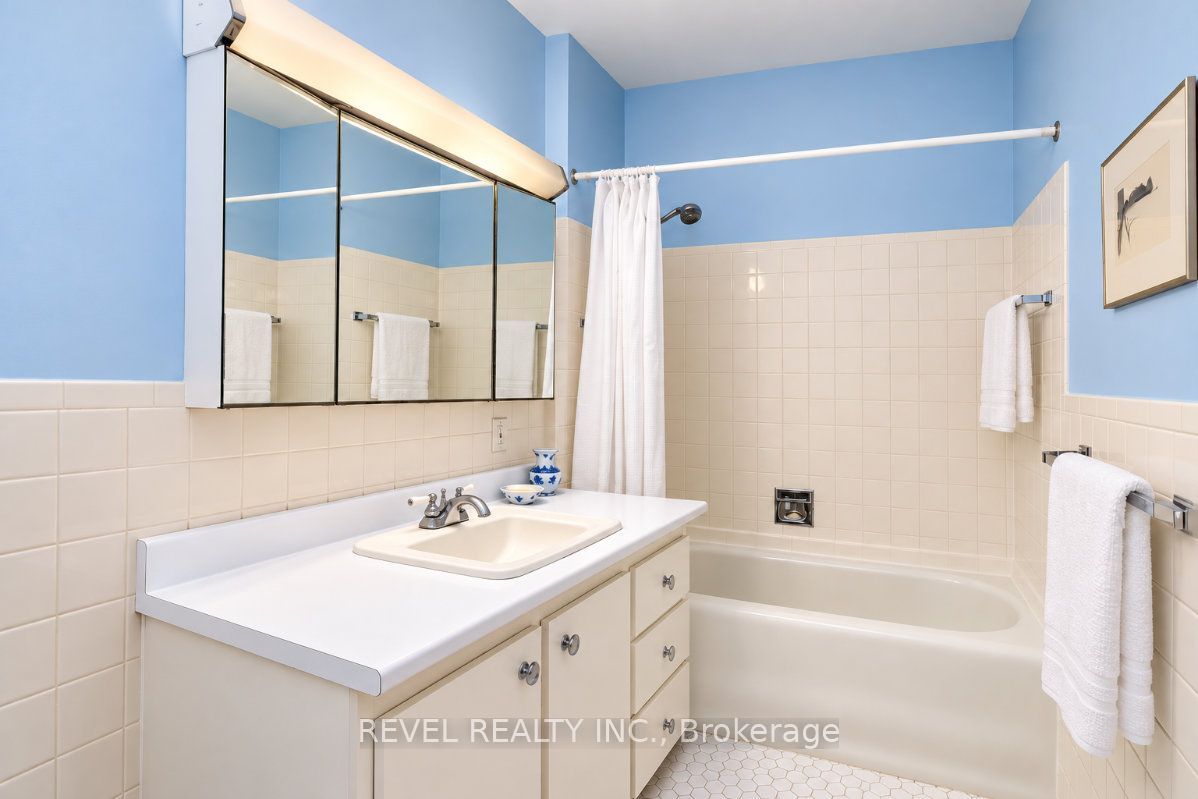 204 Clemow Avenue Property Photo 32