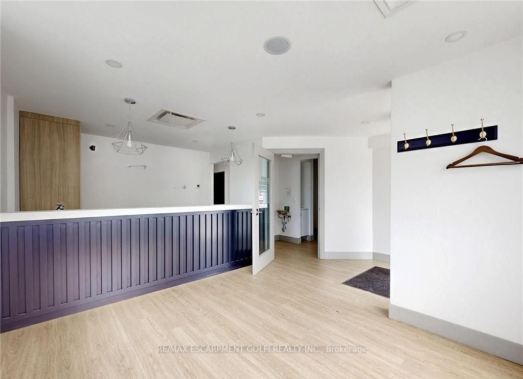 612 Upper James Street Main Fl Property Photo 3
