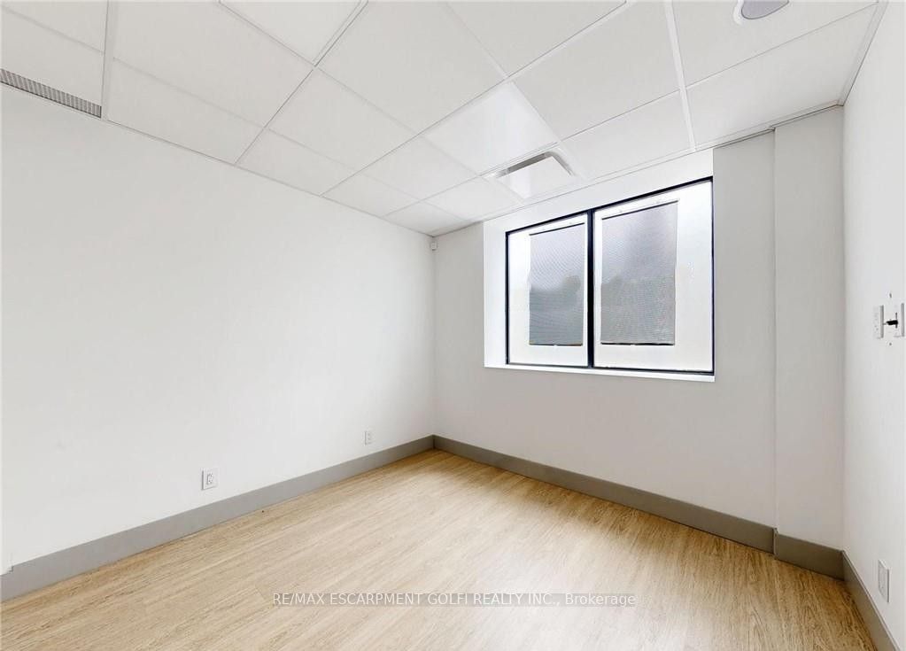 612 Upper James Street Main Fl Property Photo 6