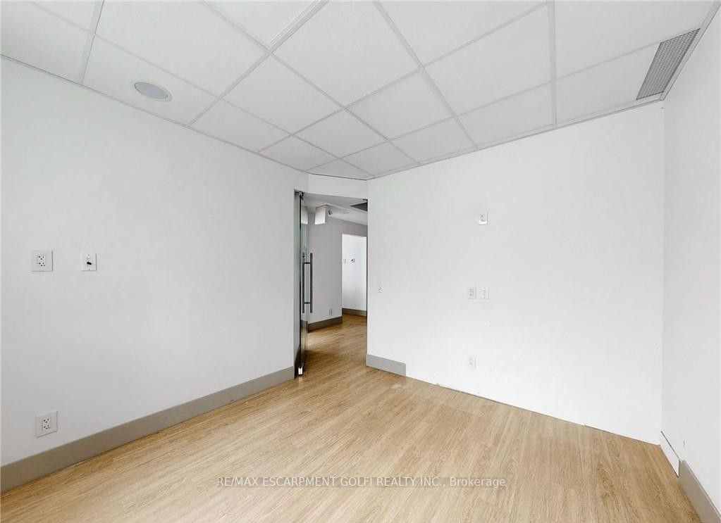 612 Upper James Street Main Fl Property Photo 7