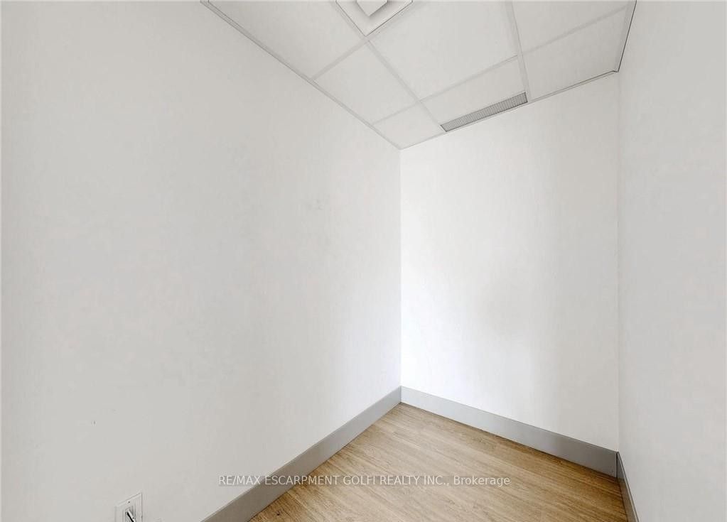 612 Upper James Street Main Fl Property Photo 8