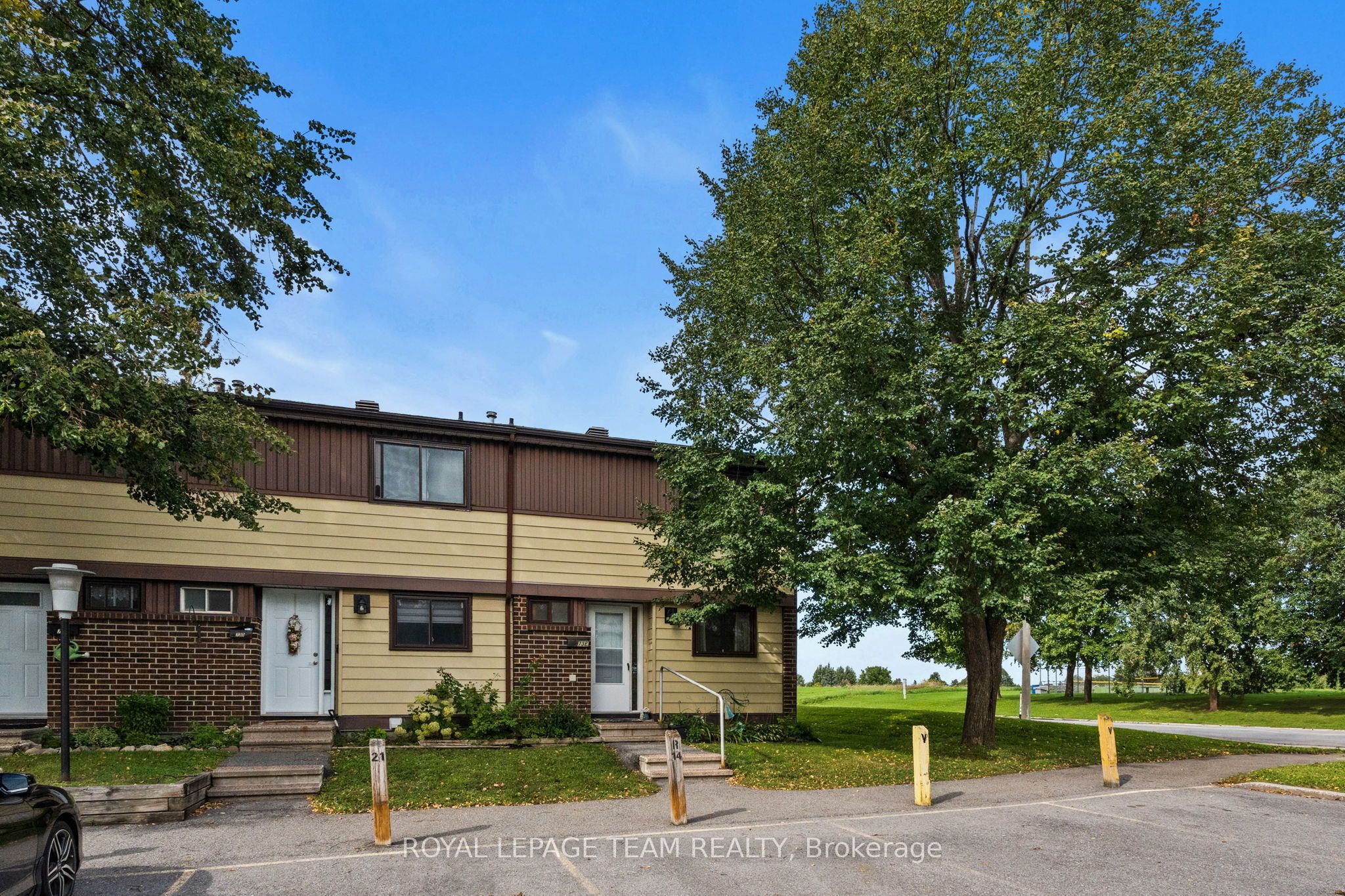 73 Foxfield Drive E Property Photo 1