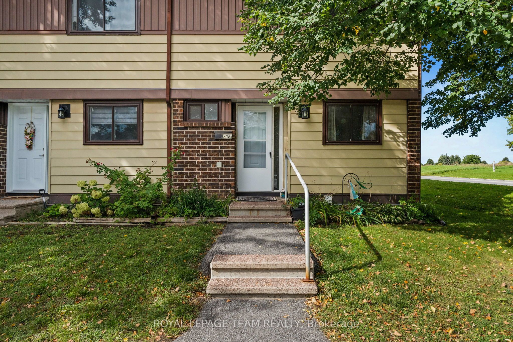 73 Foxfield Drive E Property Photo 3