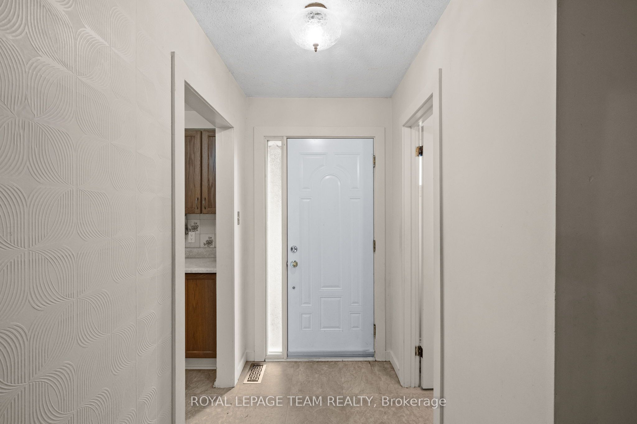 73 Foxfield Drive E Property Photo 4
