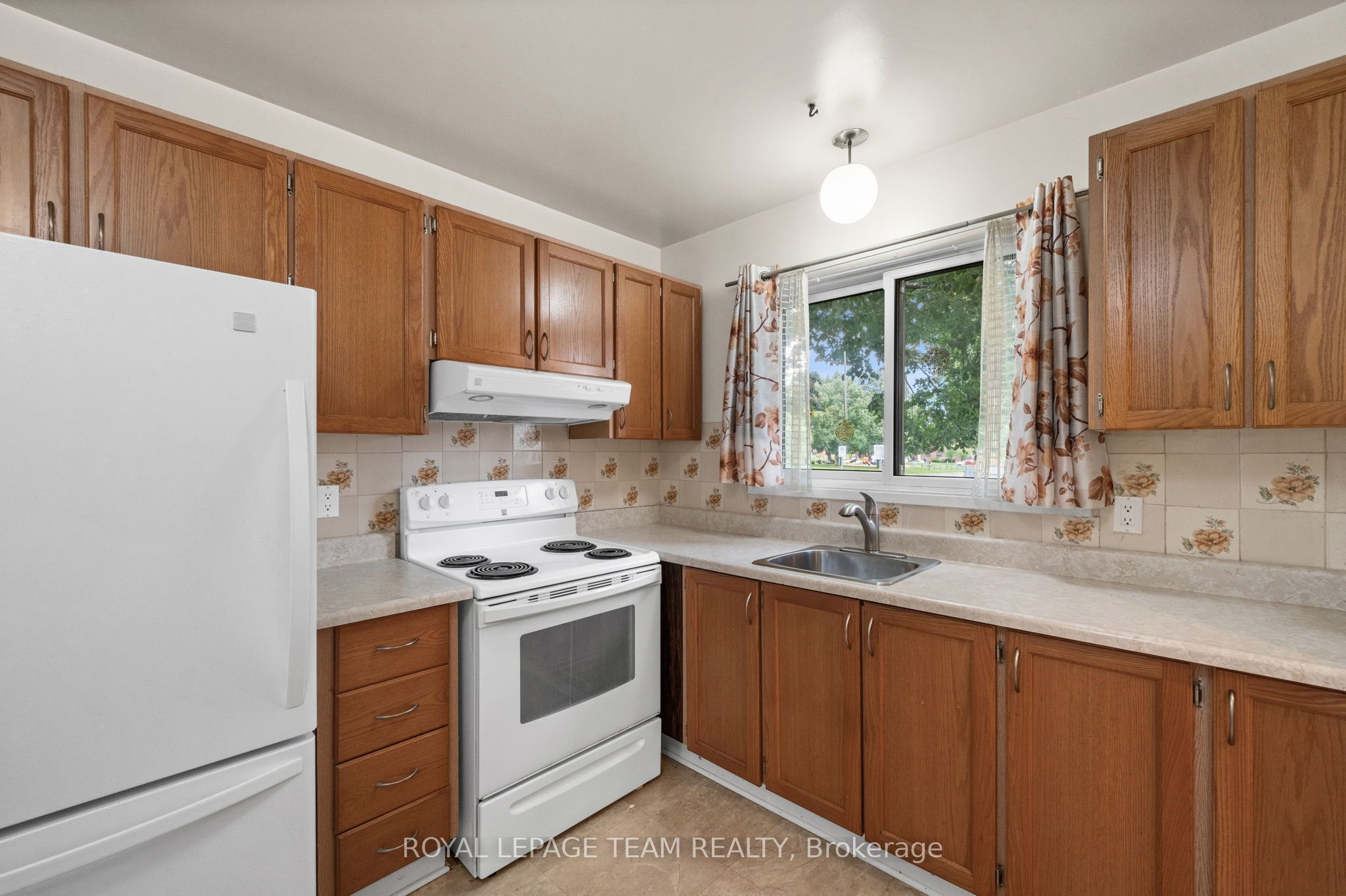 73 Foxfield Drive E Property Photo 8