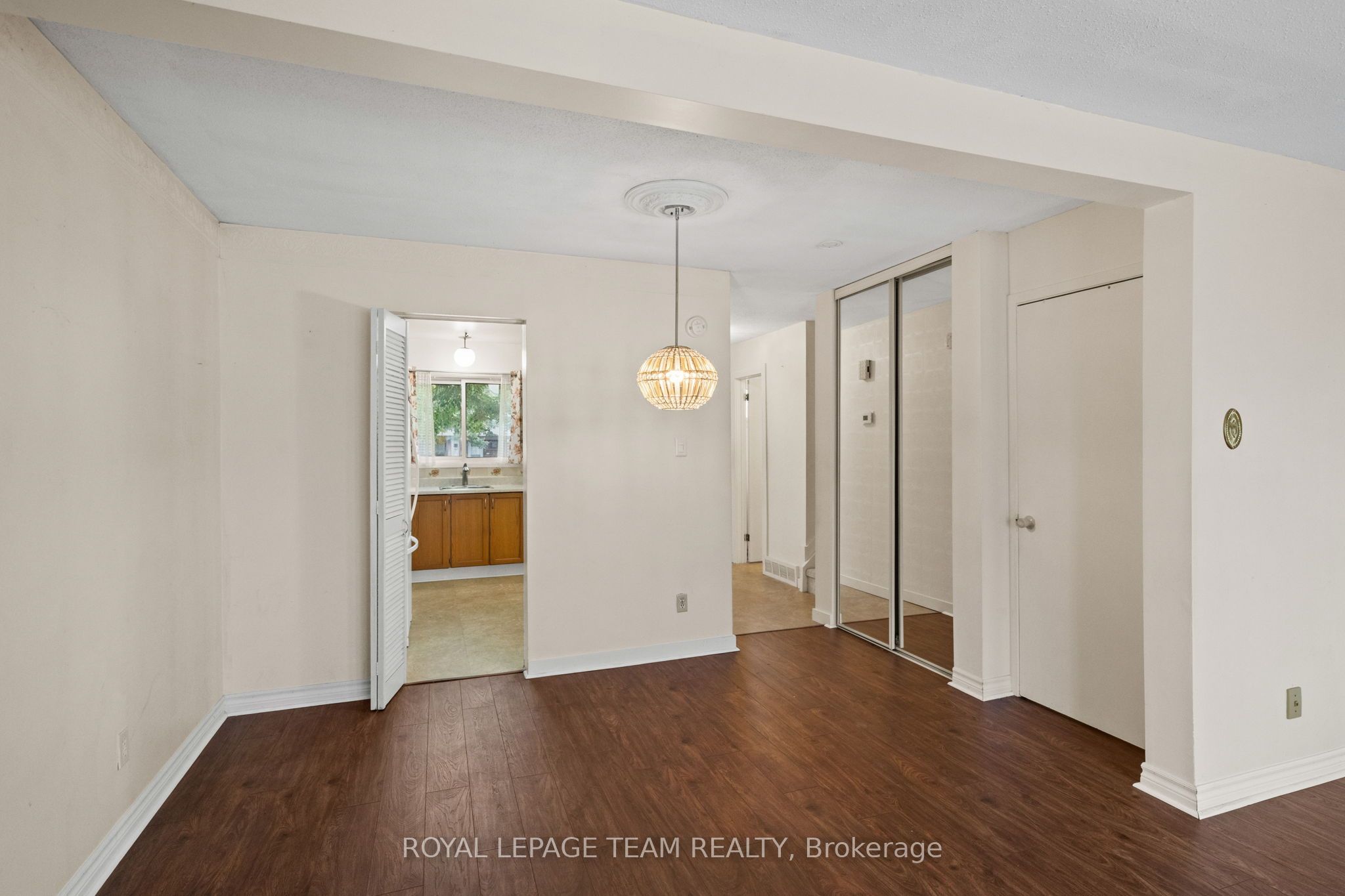 73 Foxfield Drive E Property Photo 12