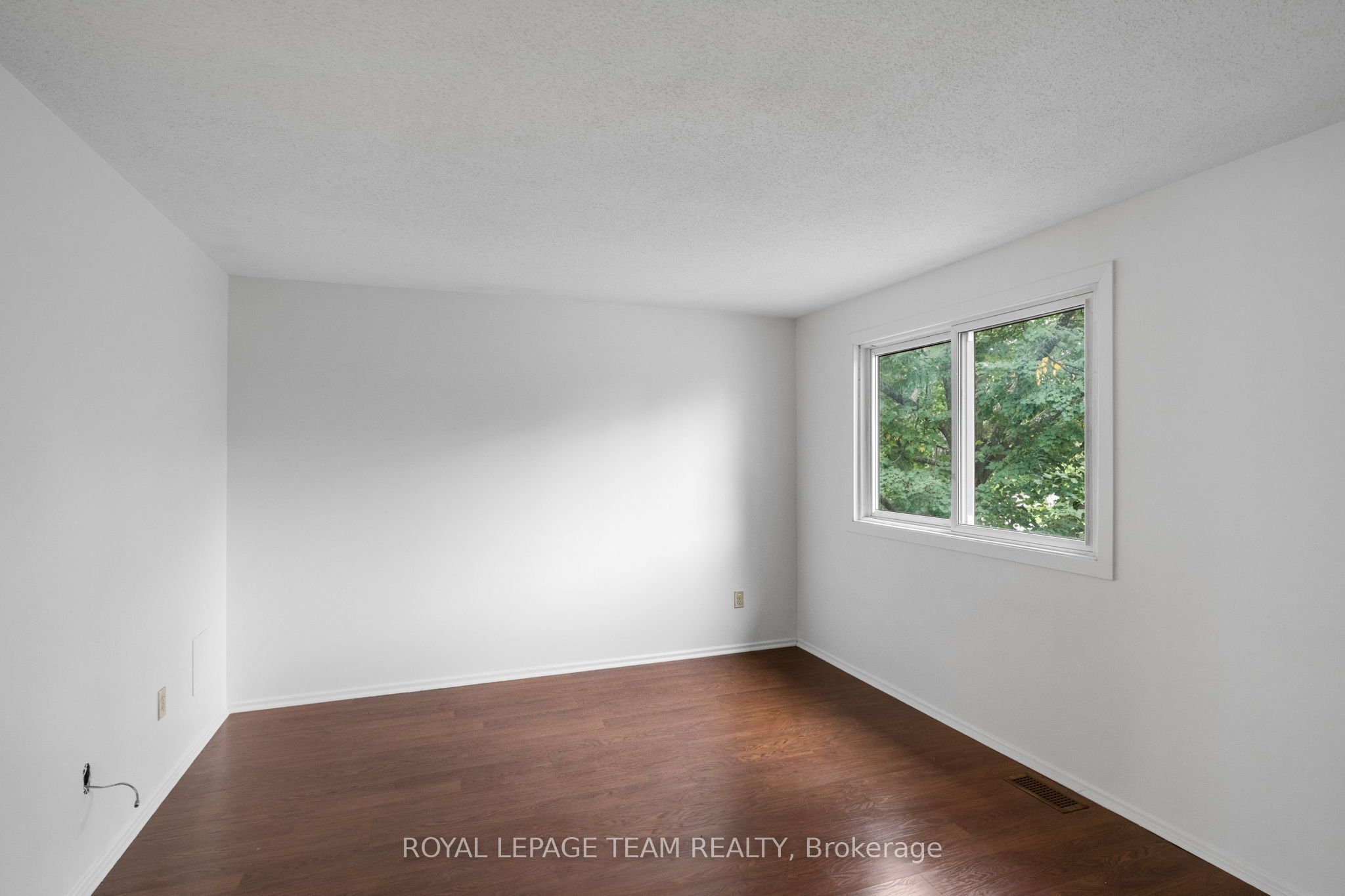 73 Foxfield Drive E Property Photo 20
