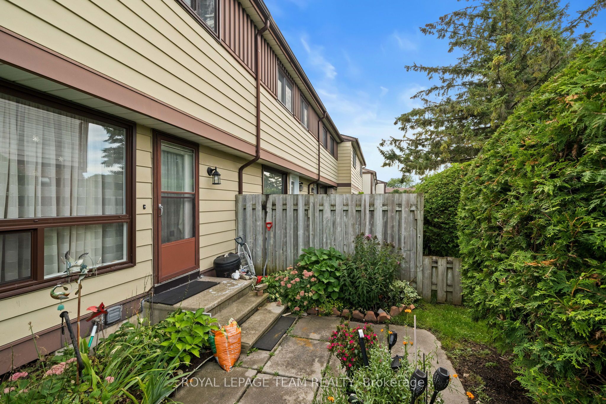 73 Foxfield Drive E Property Photo 31