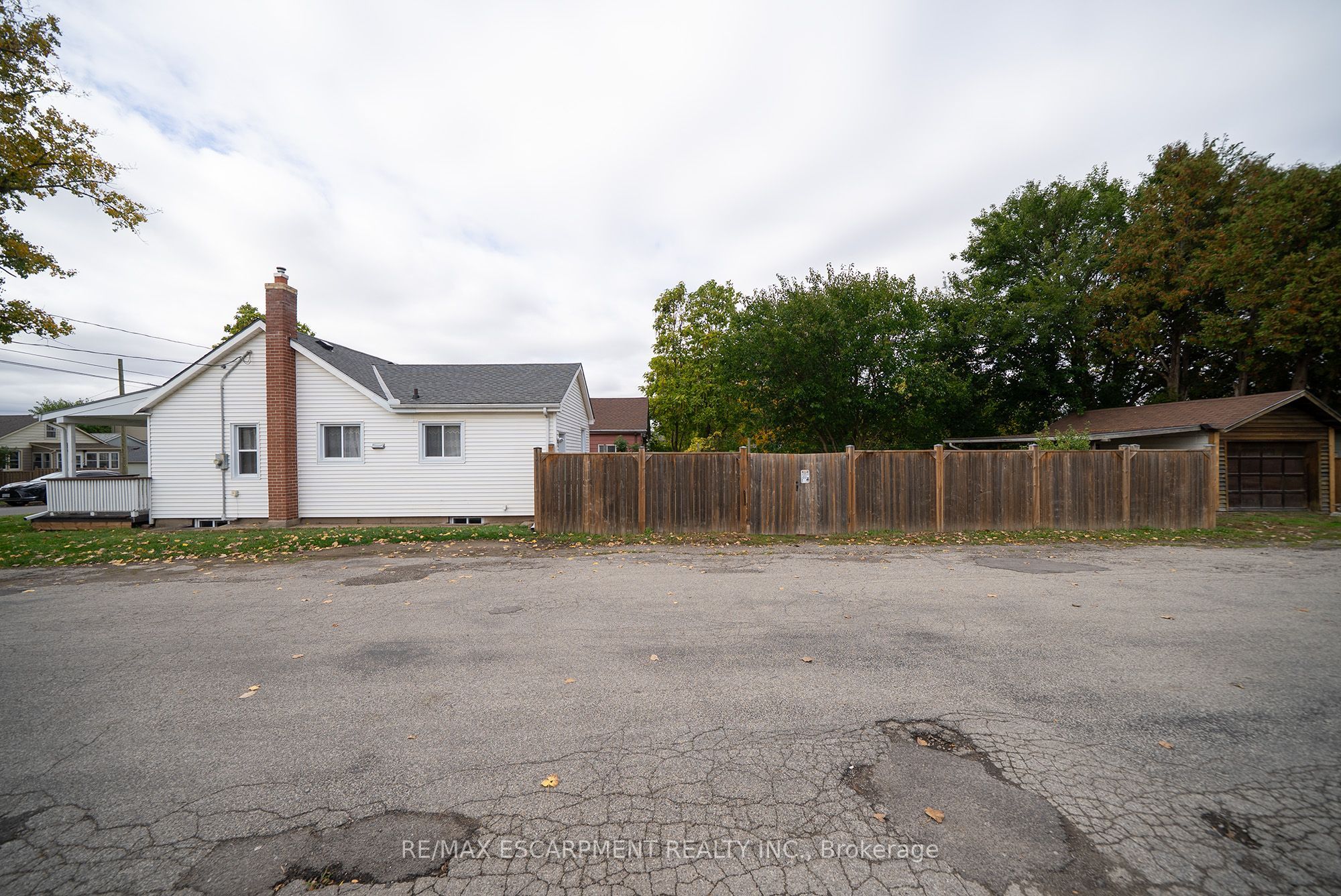 364 Wellington Street Property Photo 4