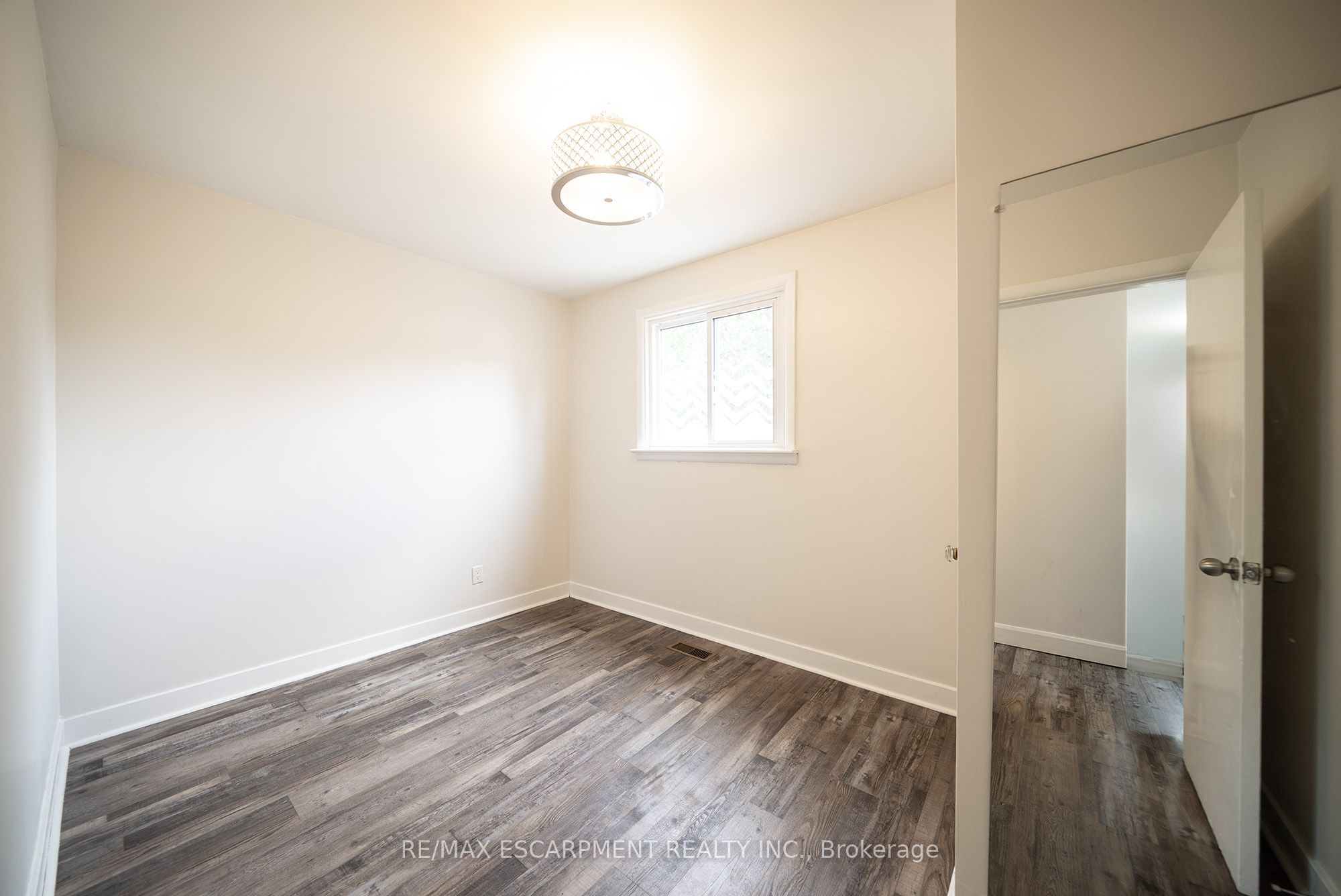 364 Wellington Street Property Photo 13