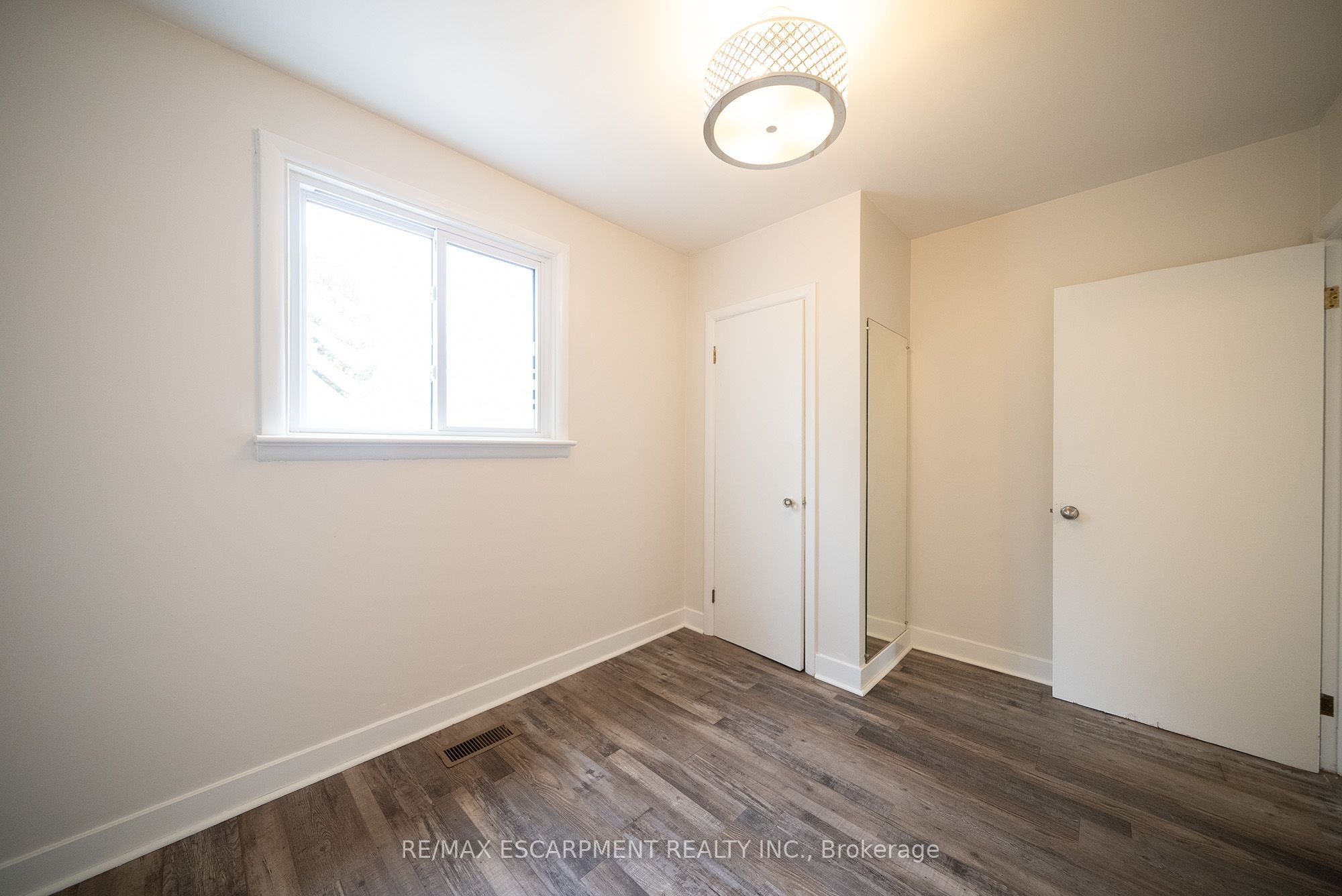 364 Wellington Street Property Photo 14