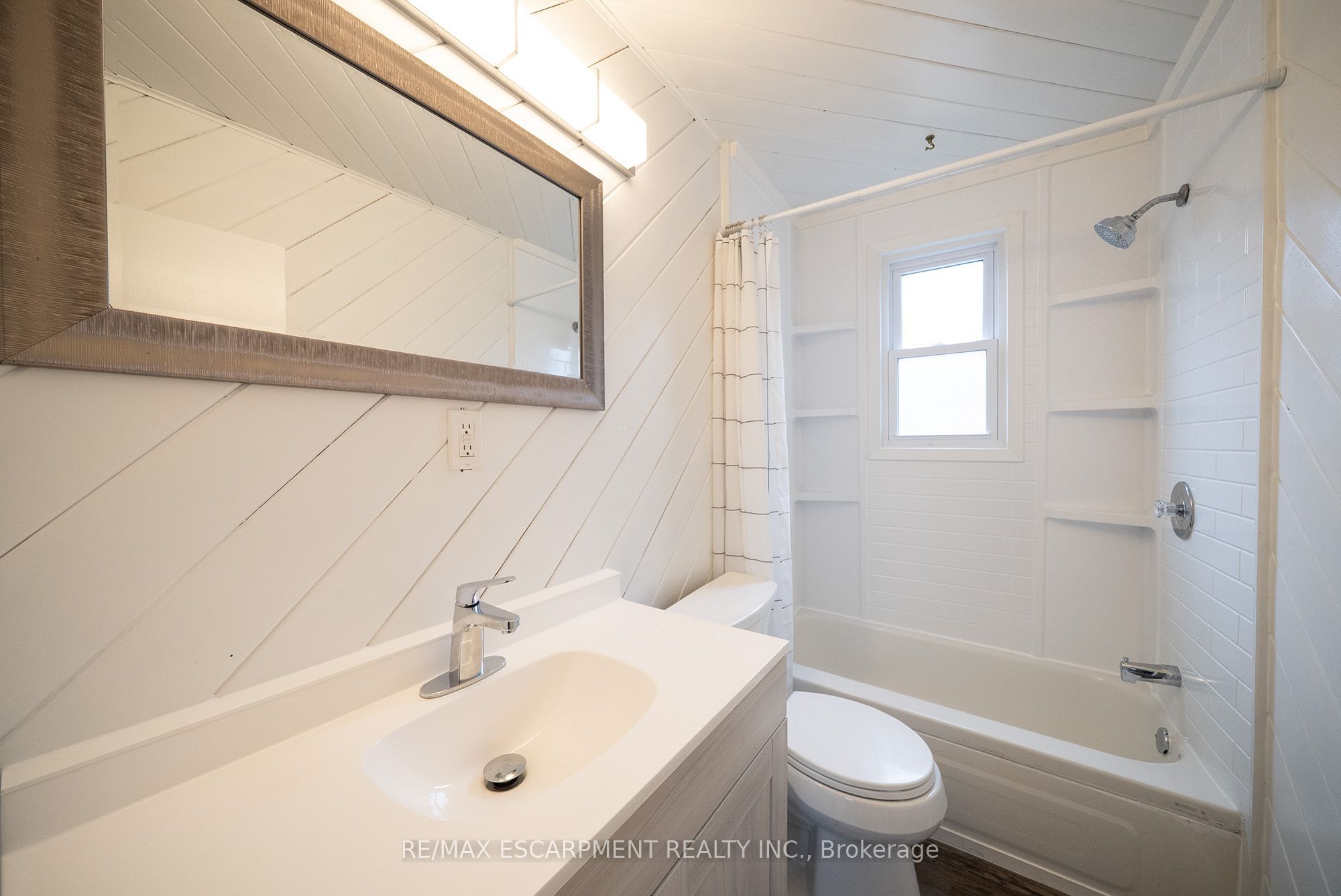 364 Wellington Street Property Photo 15