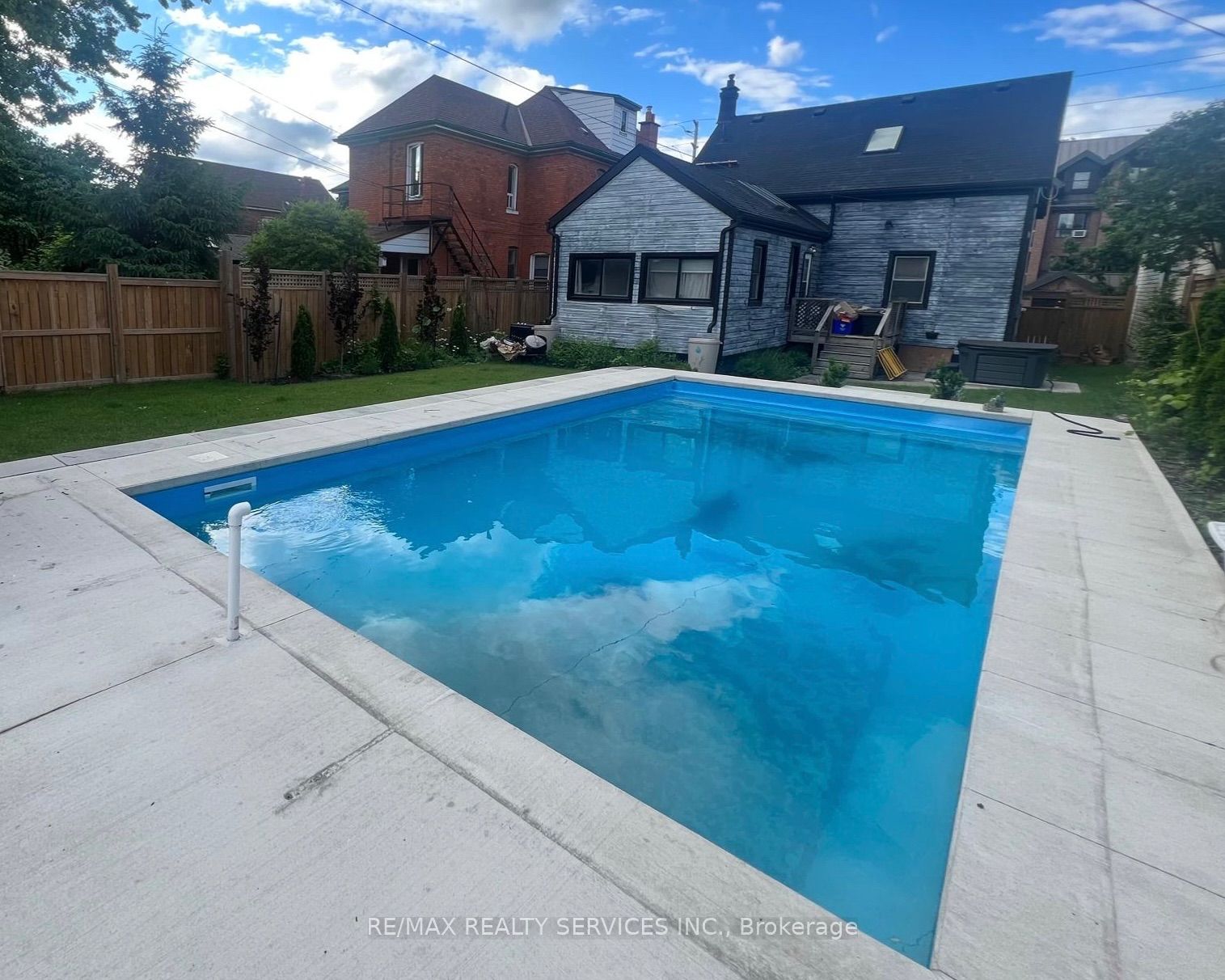 323 Charlton Avenue W