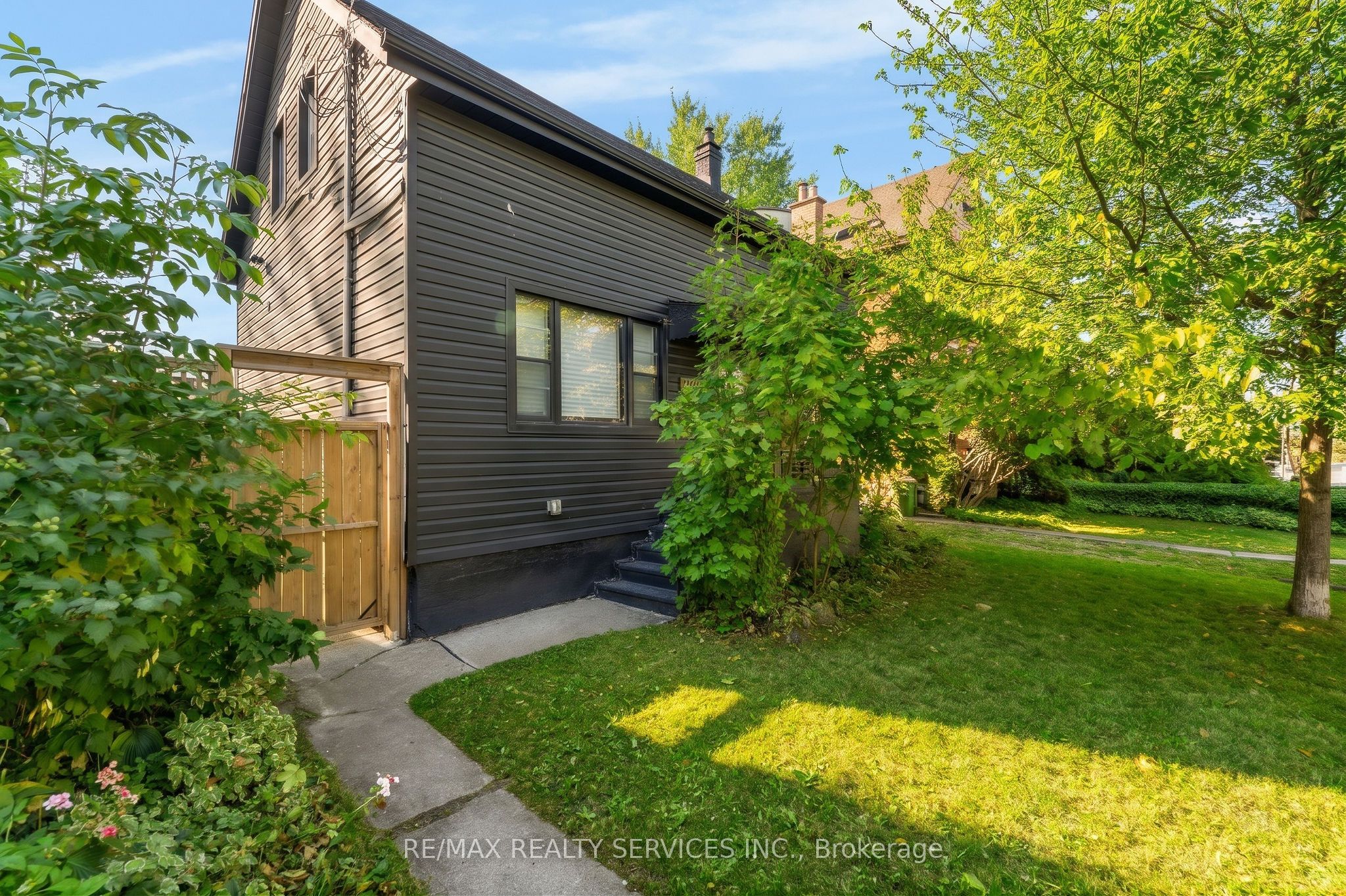 323 Charlton Avenue W Property Photo 2