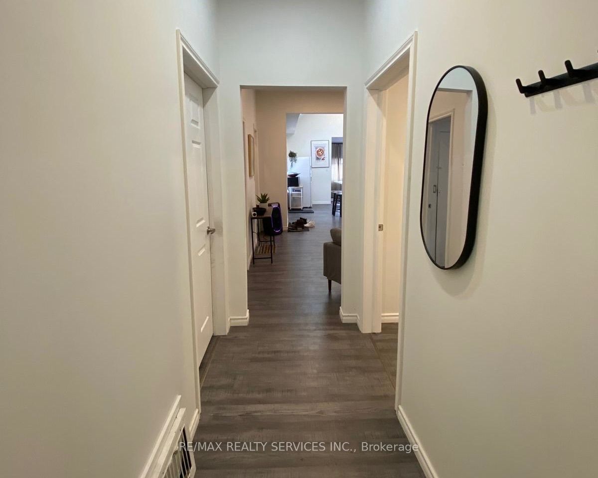 323 Charlton Avenue W Property Photo 8