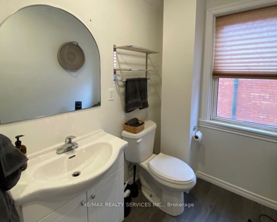 323 Charlton Avenue W Property Photo 15