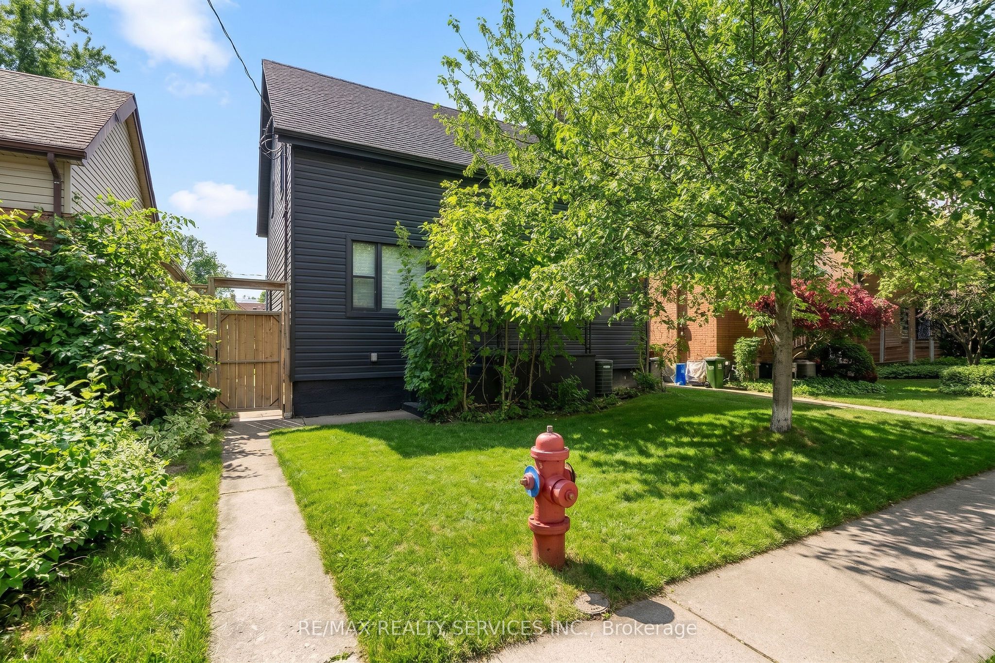 323 Charlton Avenue W Property Photo 27