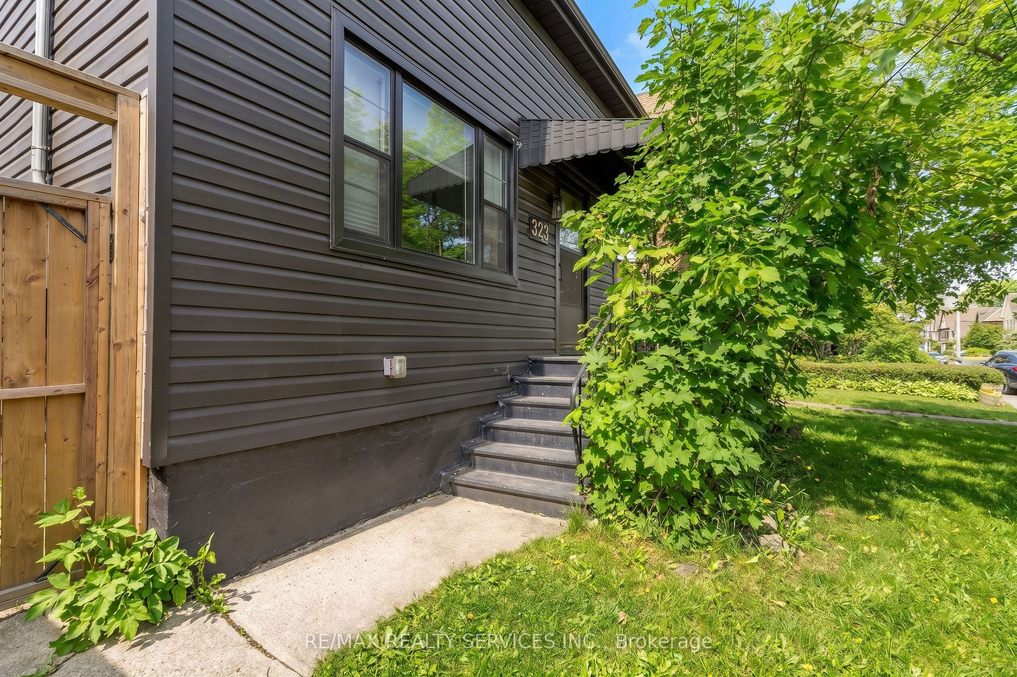 323 Charlton Avenue W Property Photo 29