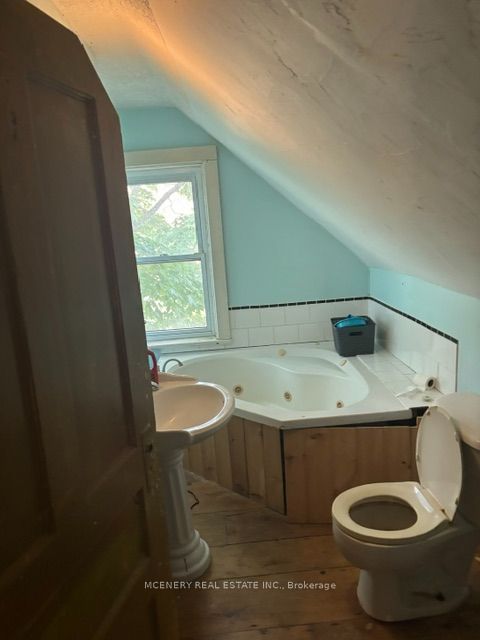 112 Queen Street W Property Photo 13